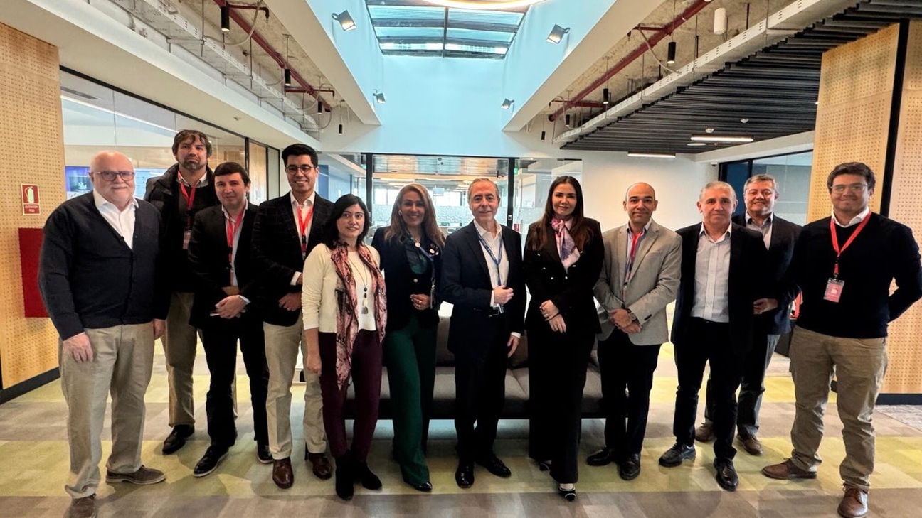 Chile busca fortalecer su sistema eléctrico: Claves de la reunión entre el Coordinador Eléctrico y la Asociación de Clientes tras el apagón