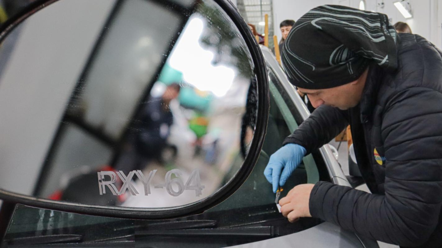 Chile Exige Grabado de Patentes en Vidrios de Vehículos desde 2025: Detalles de la Ley 21.601 y Costos Asociados