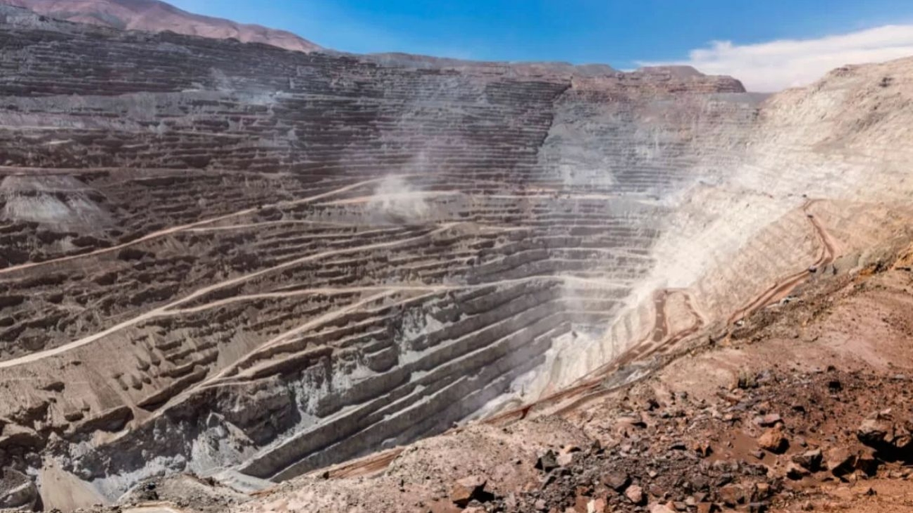 Chuquicamata reduce 40% de emisiones de CO2 con innovador amonio blue en explosivos, avanzando hacia la meta de Codelco de descarbonización para 2030