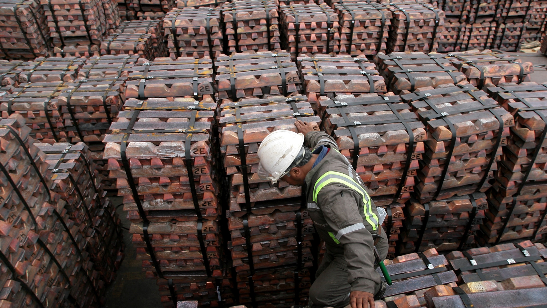 Cobre cerró con leve alza y registró su mayor avance mensual desde octubre