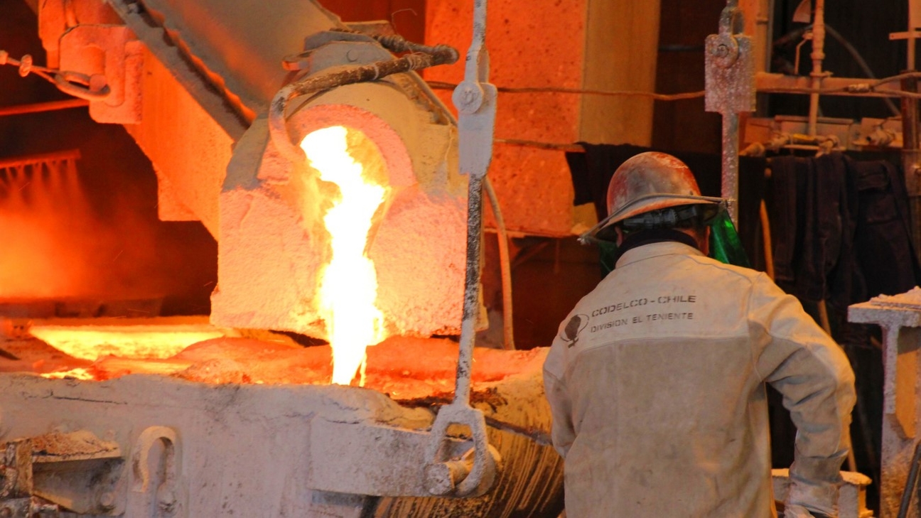 Cobre en máximos en 7 años: Expertos analizan si hay un nuevo «súper ciclo» y su impacto en las finanzas públicas