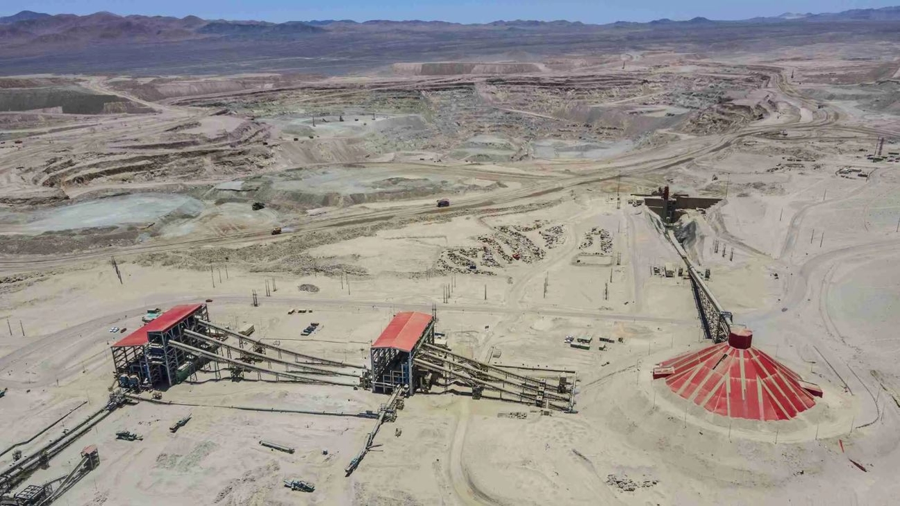 Codelco Gabriela Mistral invita a familias y comunidad a explorar la minería moderna y seguridad laboral en Sierra Gorda