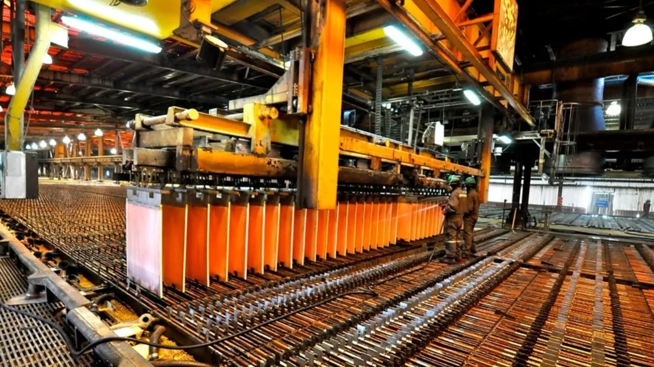 Codelco tensiona el mercado global del cobre con prima récord para China y abre riesgo de ruptura de contratos