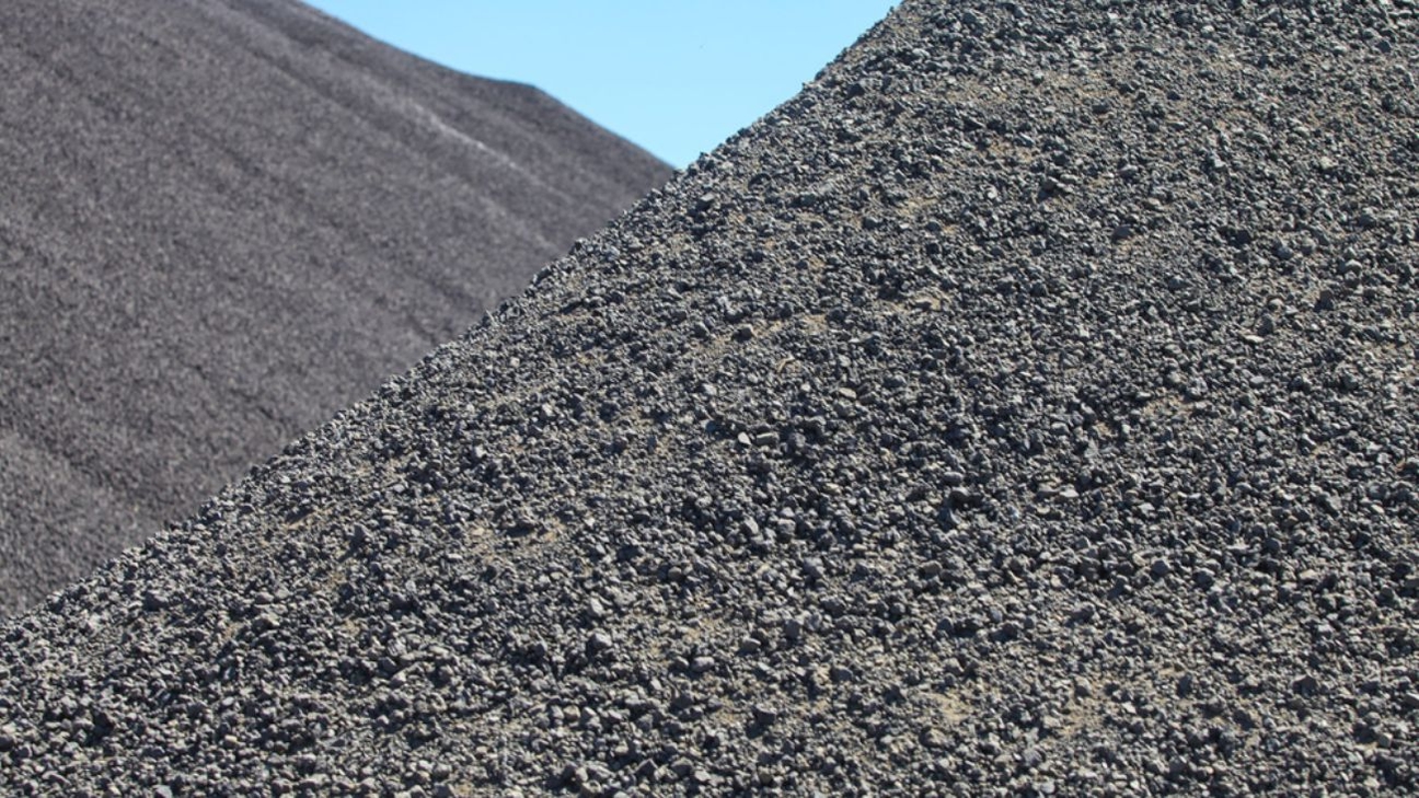 Codelco Ventanas innova en sostenibilidad: inaugura estacionamiento con asfalto de escoria de cobre, impulsando la economía circular en Chile