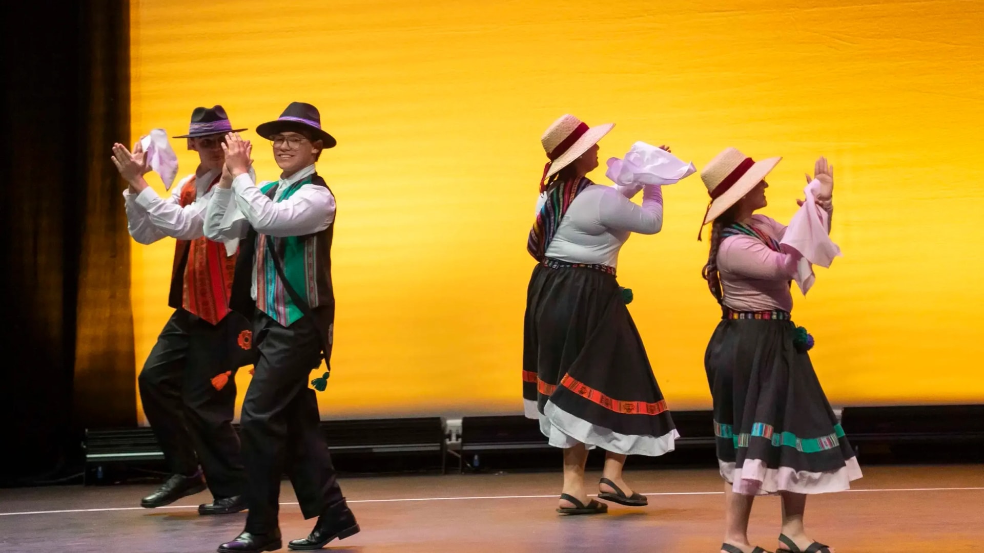 Conjunto folclórico “Flor en la Arena” del Liceo de Pica representó a Tarapacá en encuentro escolar de danza nacional