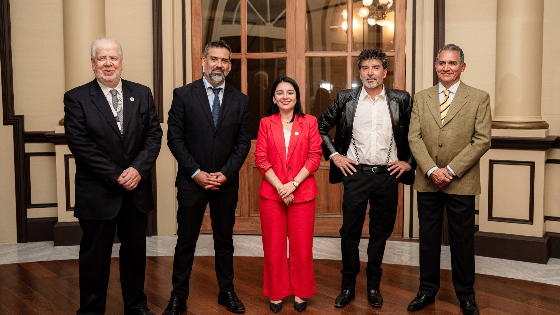 Corporación Cultural de Iquique y Collahuasi lanzan libro sobre emblemática restauración del Teatro Municipal en 1987