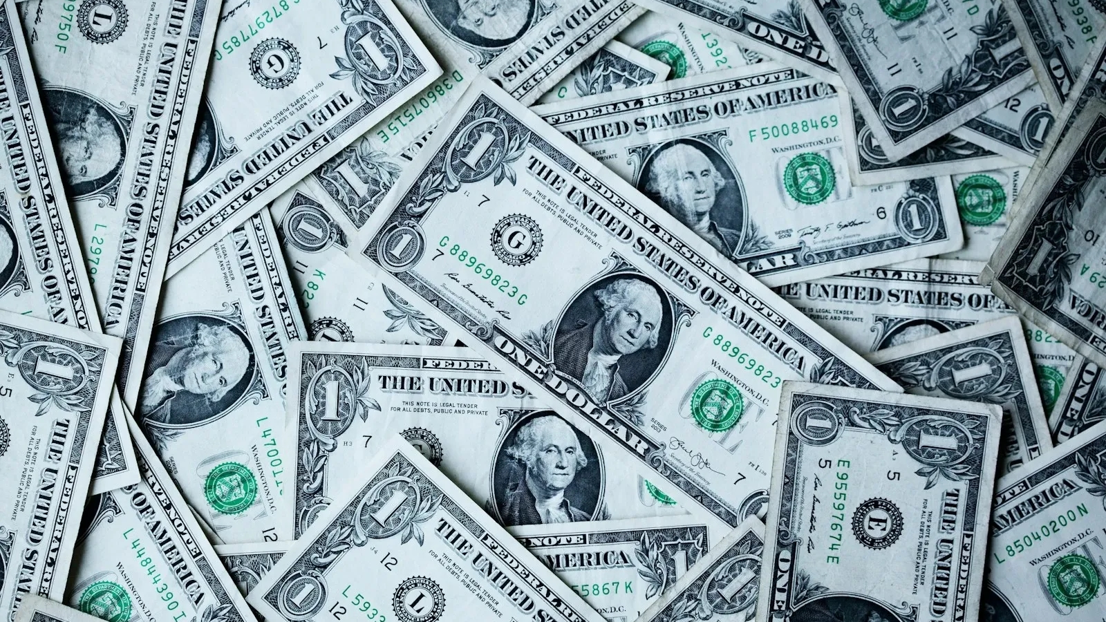 Dólar abre estable en torno a $895 con mercado atento a Medio Oriente y datos de inflación en Chile