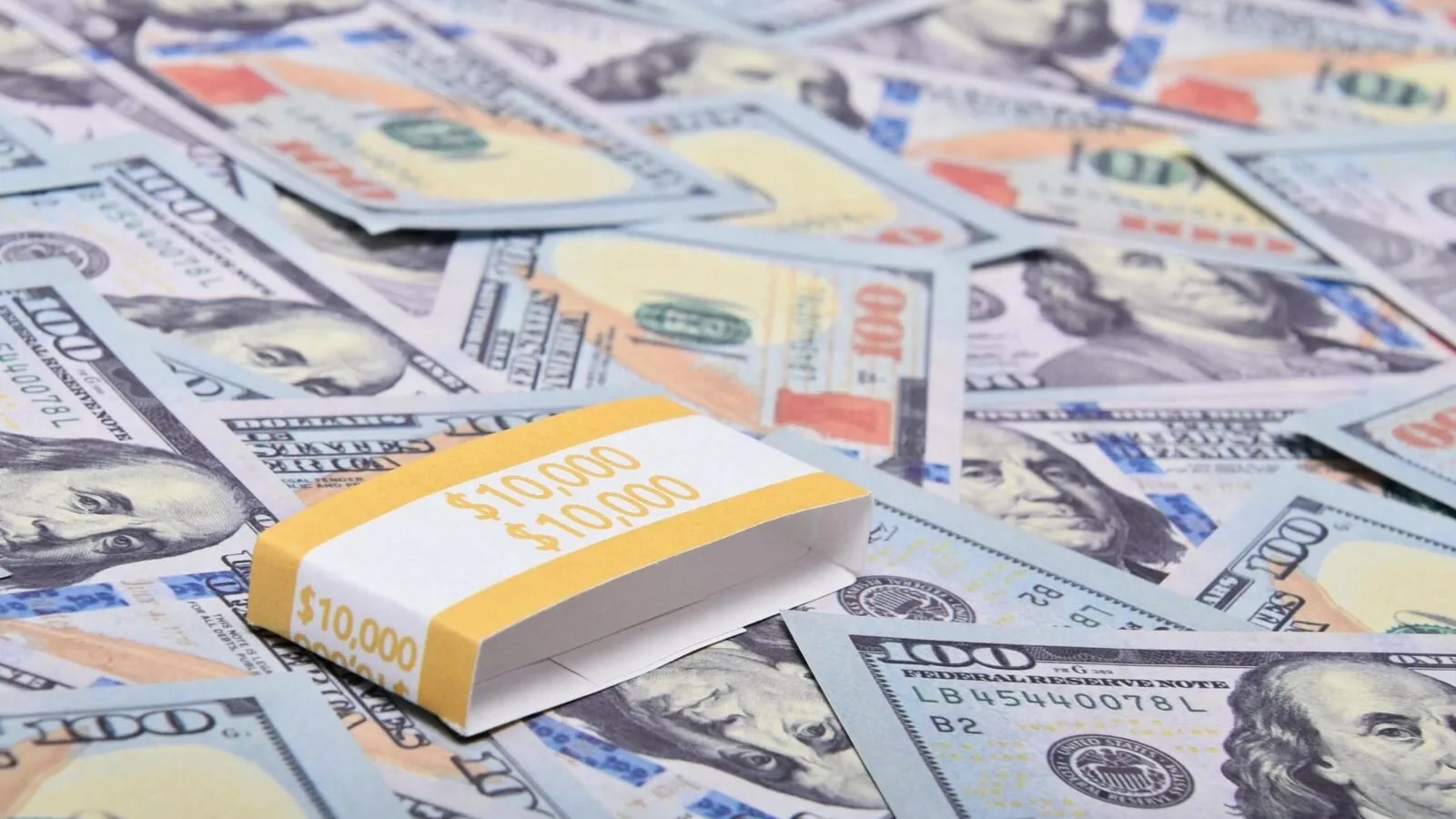 Dólar cierra al alza y sube $7 en medio de mayor tensión externa