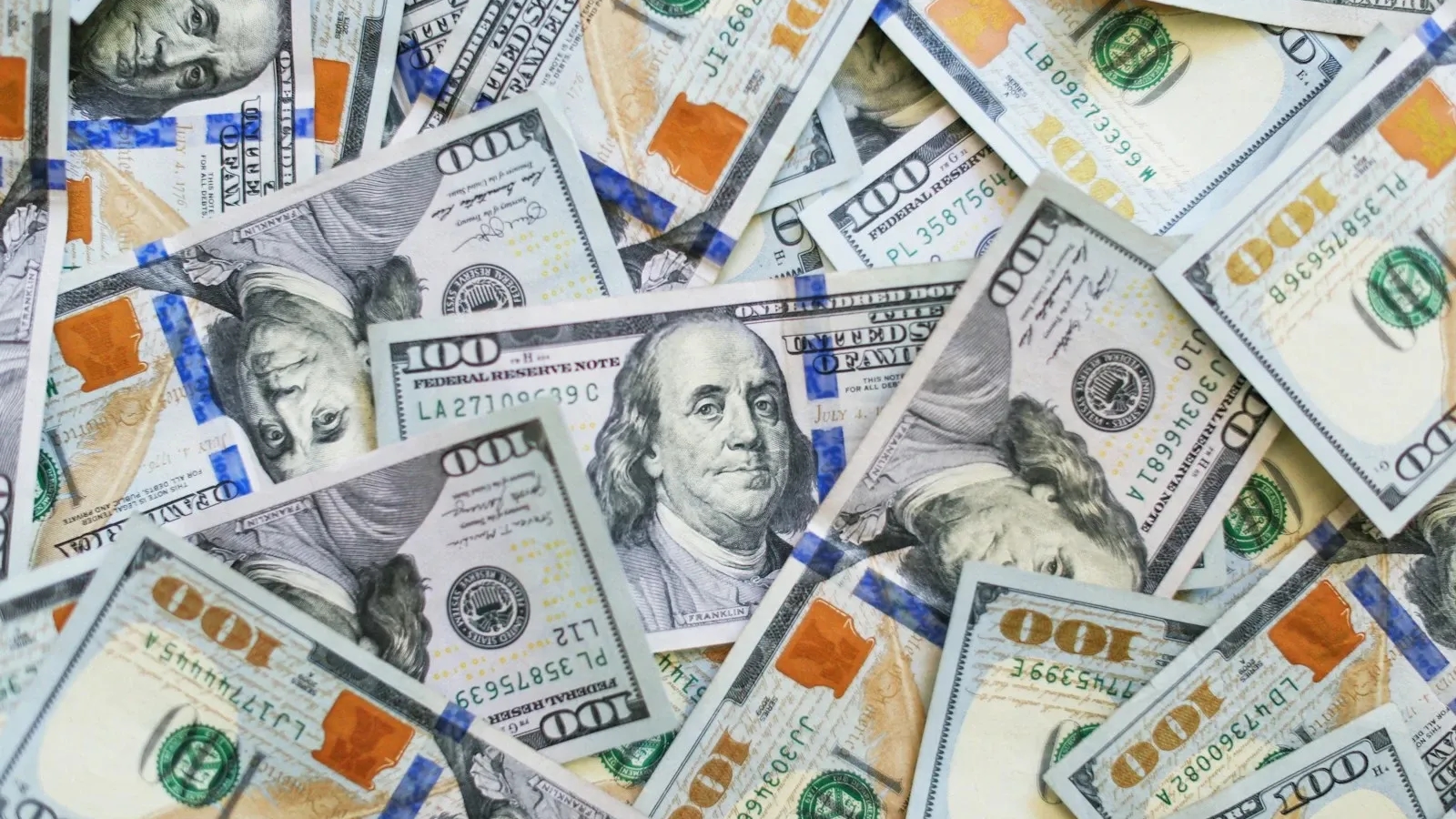 Dólar cierra con baja de $5 en Chile y termina en $888,3 impulsado por alza del cobre