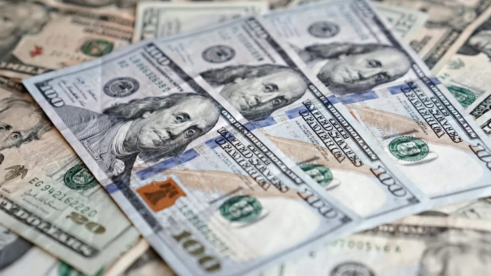 Dólar en Chile cae $2,1 y cierra bajo $900 antes de dos decisiones que pueden mover al mercado