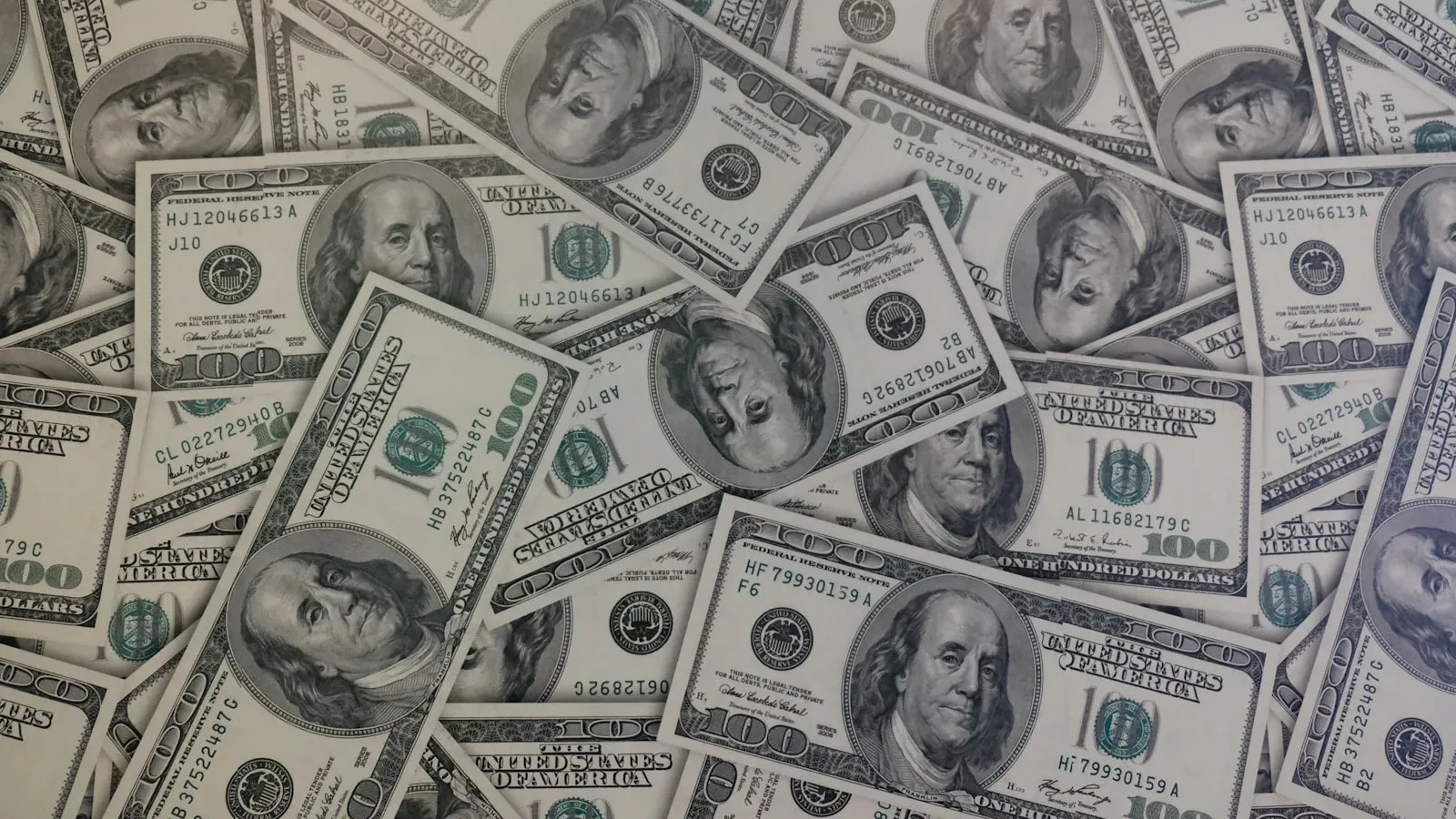 Dólar en Chile supera los $900 por desempleo de 8,9% y una señal clave de la Fed