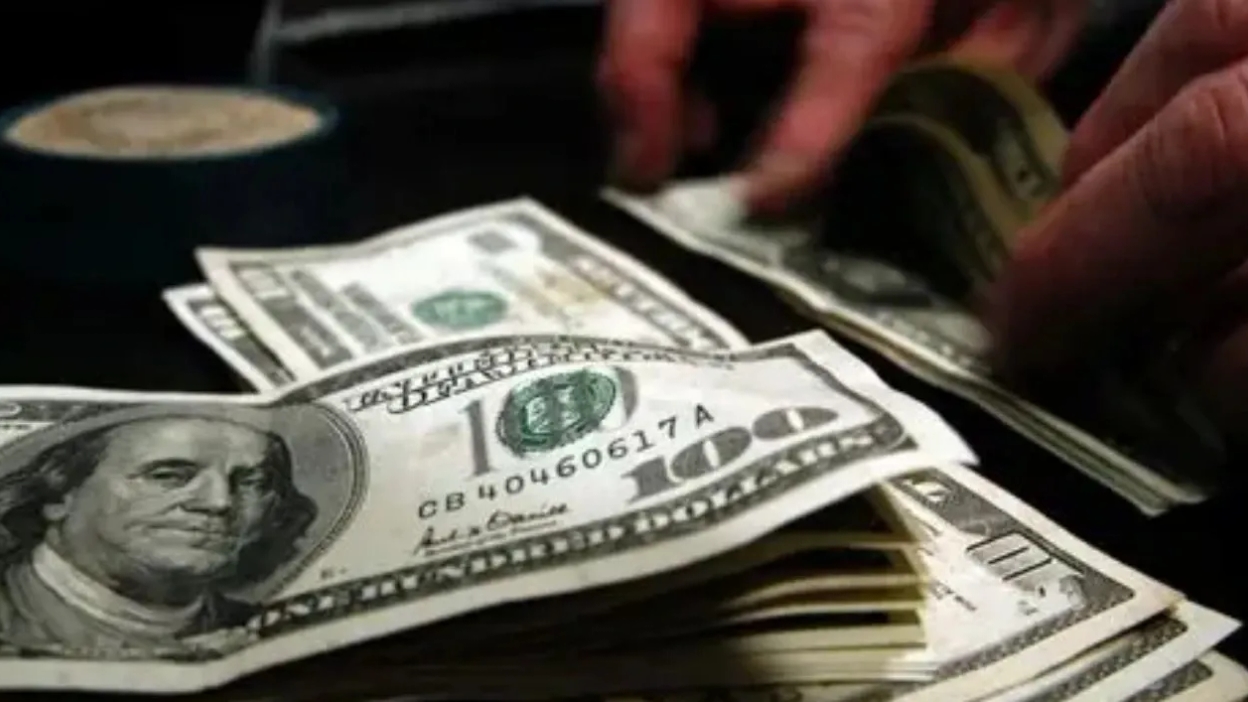 Dólar sobre $900: tensión en Ormuz impulsa al tipo de cambio mientras el cobre contiene la presión
