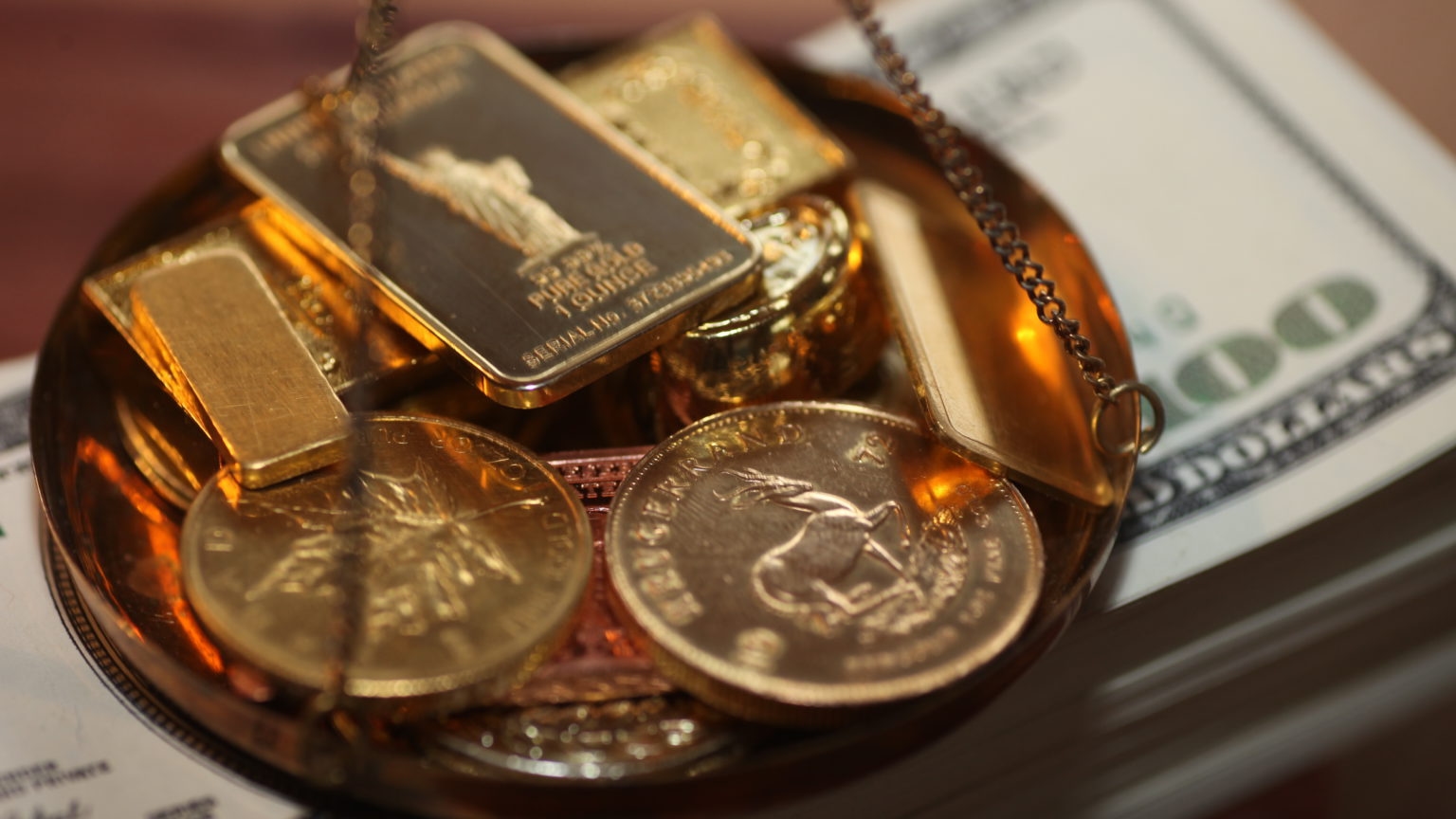 El precio del oro cae desde el máximo de 8 meses mientras los inversores esperan los datos de inflación