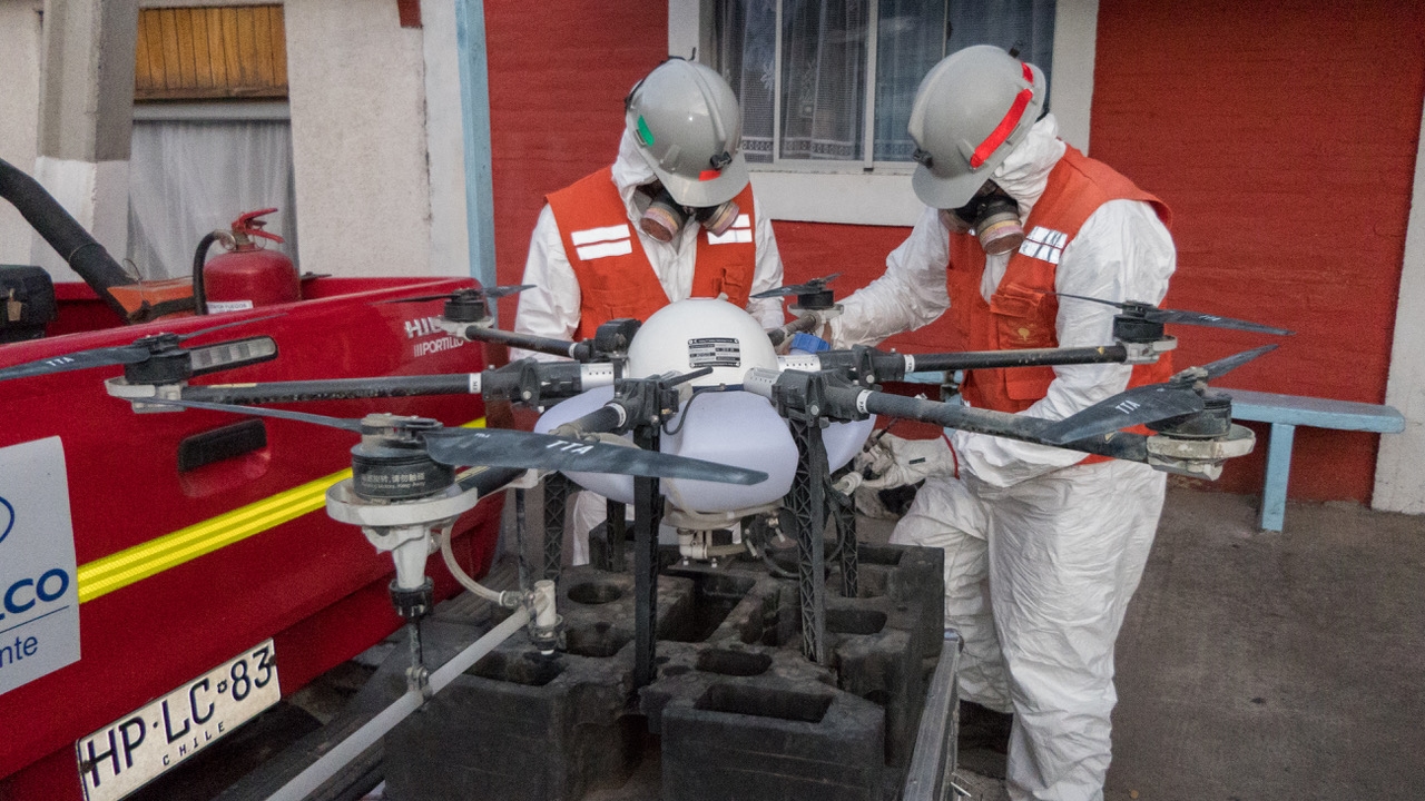 El Teniente extiende a Olivar su plan de acción contra el coronavirus con dron fumigador.