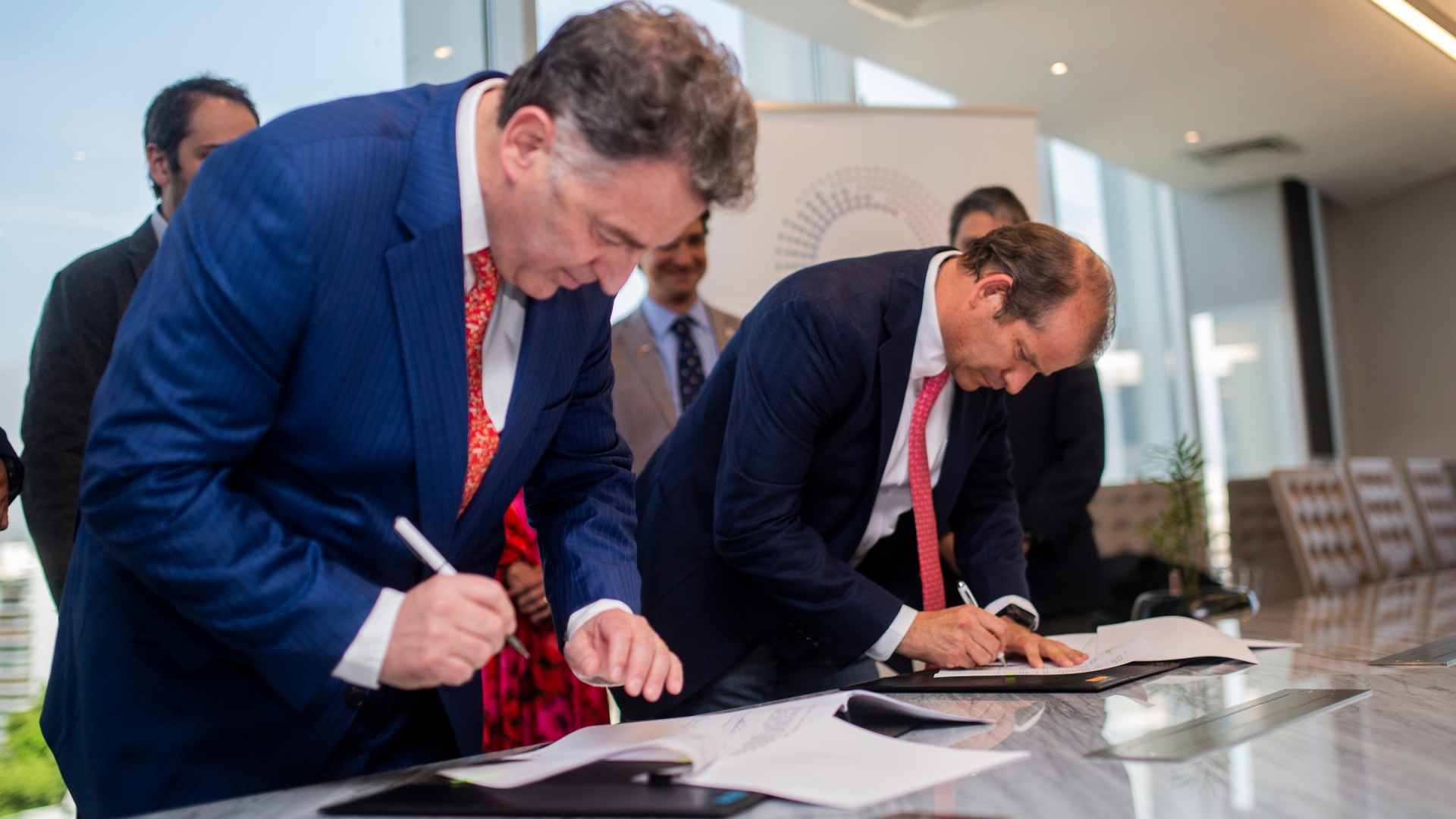 Enap y HIF Global firman acuerdo para avanzar en uso de combustibles sintéticos en Chile