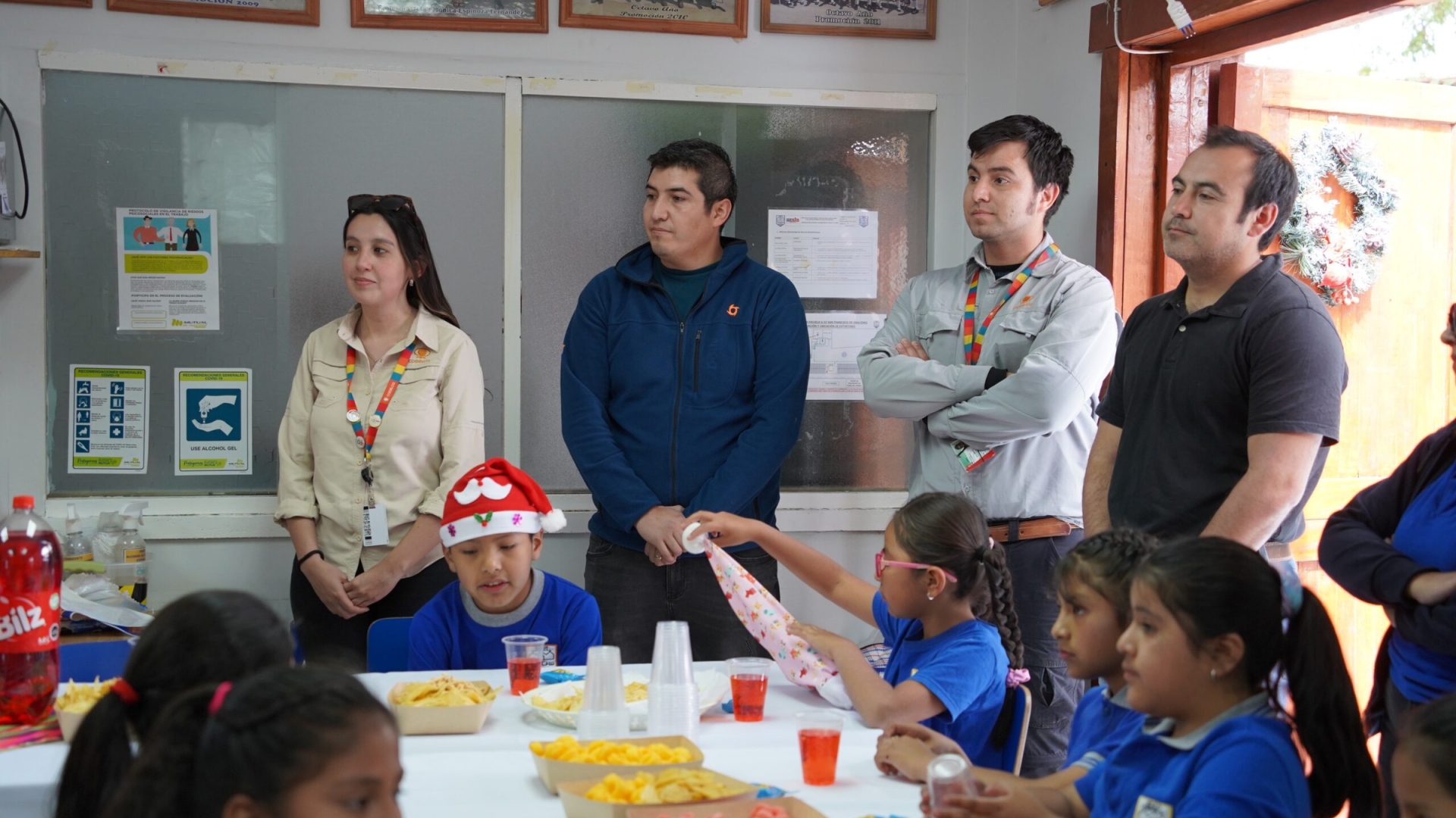 Encuentro navideño llevó alegría a estudiantes de la Escuela de Chiu Chiu gracias a iniciativa del equipo de Chancado de Chuquicamata