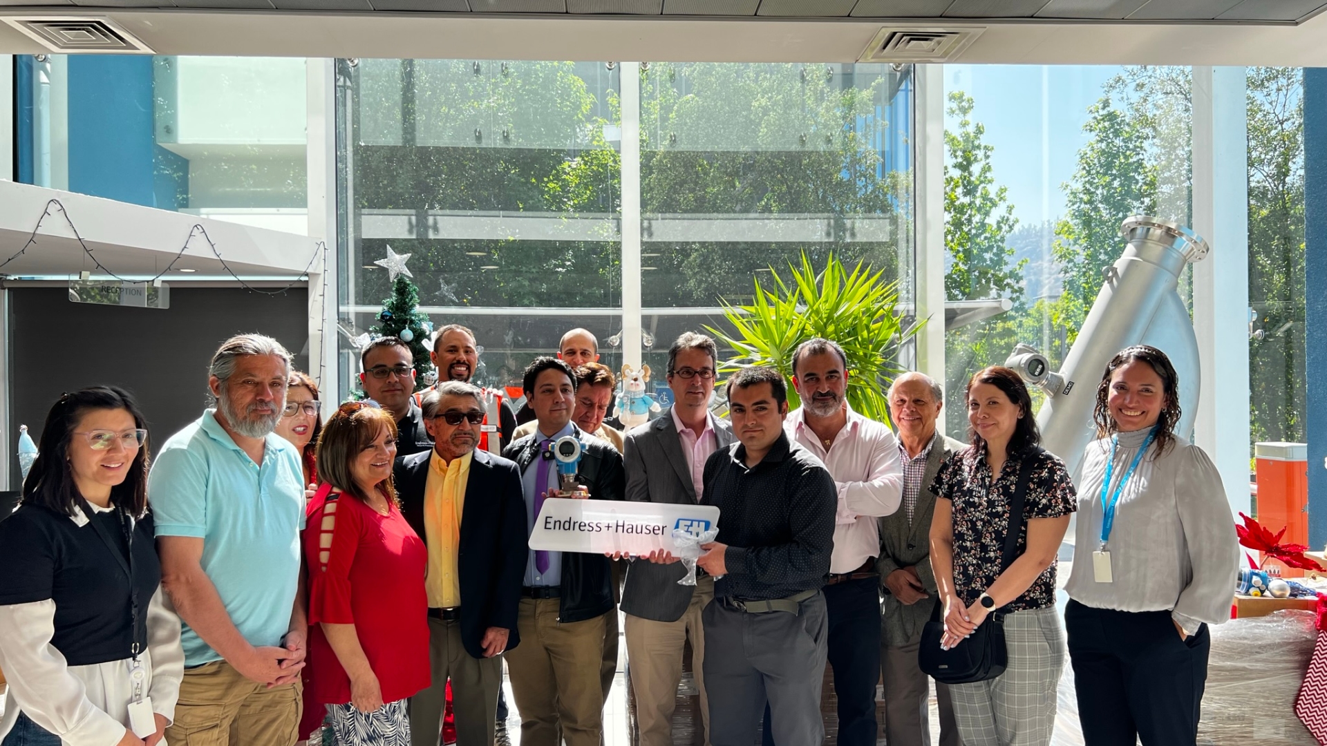 Endress + Hauser Chile contribuye al crecimiento de los futuros profesionales con importantes donaciones de instrumentación