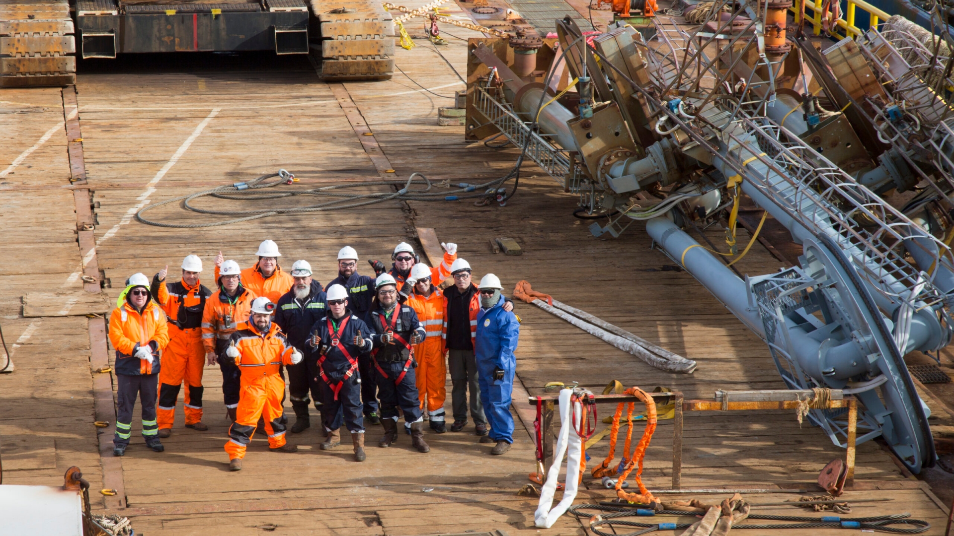 Equipo multidisciplinario de Enap retira brazos de carga en muelle 1 de Cabo Negro