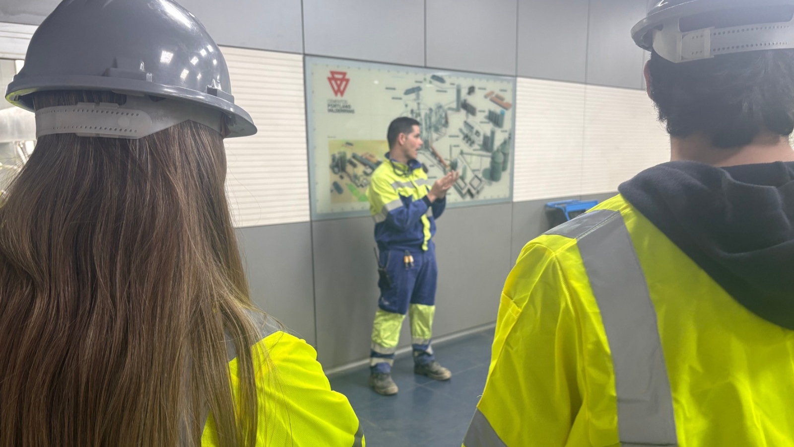 España: Alumnado del IES Tierno Galván visita la fábrica de Cementos Portland Valderrivas de Alcalá de Guadaíra