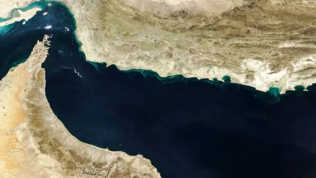 Estrecho de Ormuz: Irán amenaza con “dura resistencia” a buques militares y eleva la tensión global