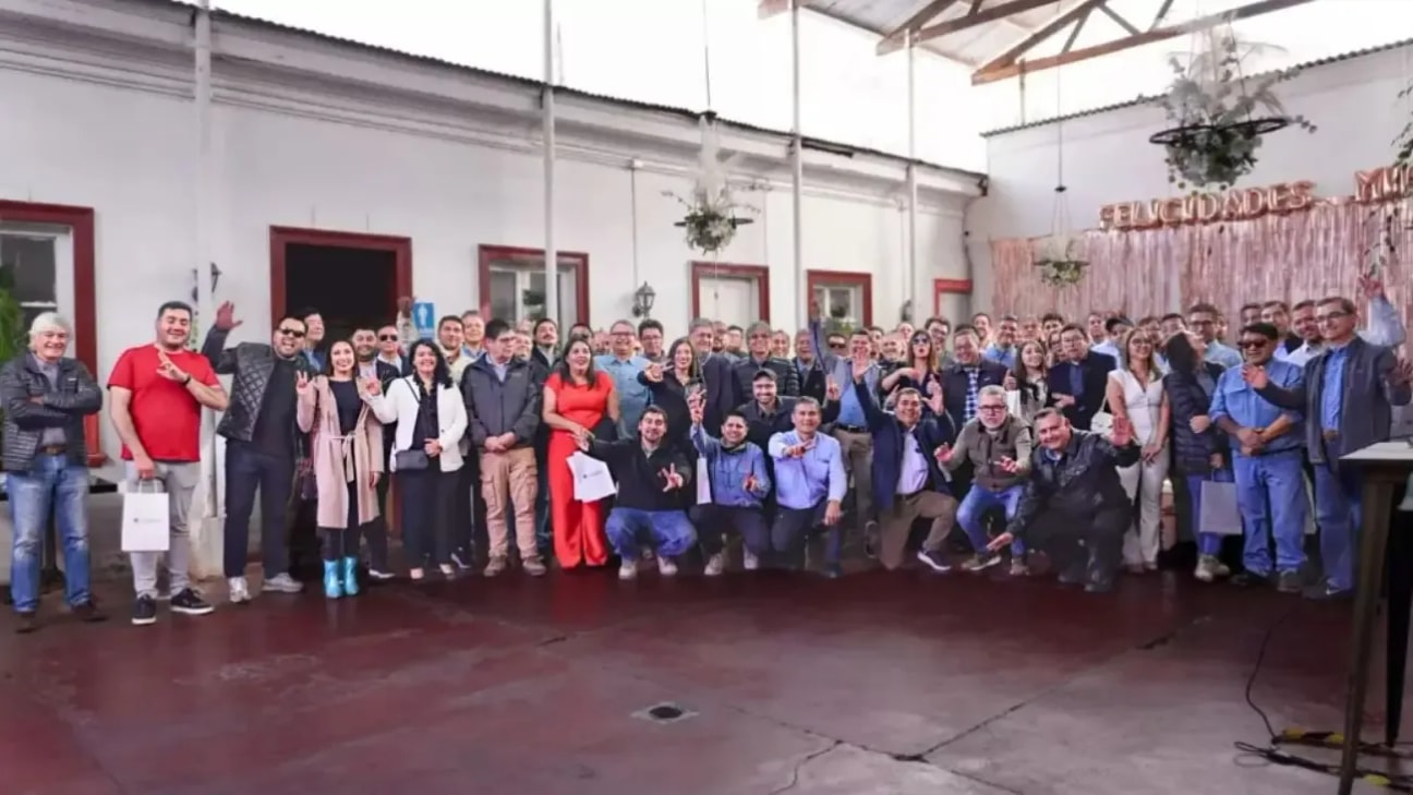 Faena Taltal premia la trayectoria de sus supervisores mineros con emotivo encuentro