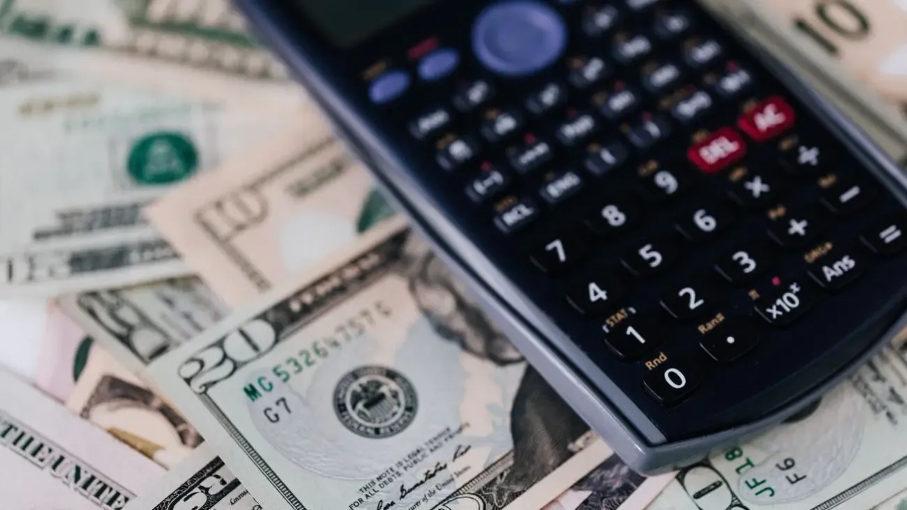 Fin de 2025: Dólar se derrumba y cierra el año en su menor nivel desde septiembre de 2024