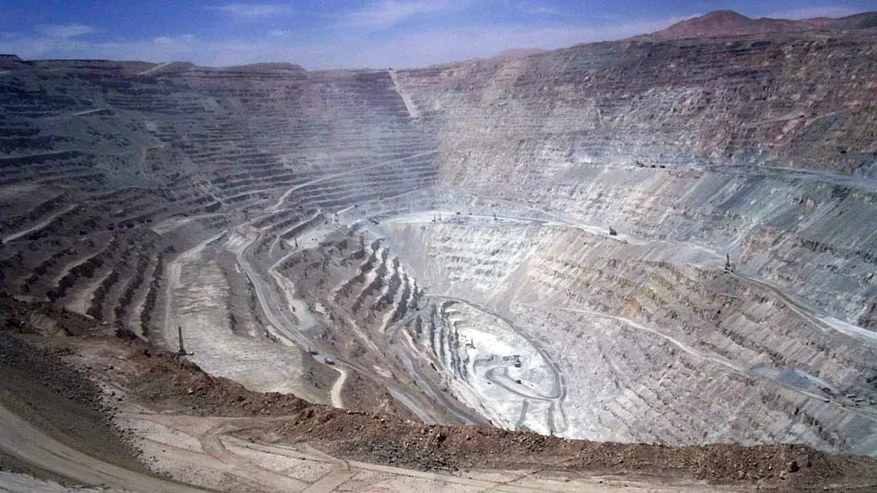 Fitch reafirma calificación de Codelco, pero advierte en corto plazo sobre «distracción» del litio en momento complejo