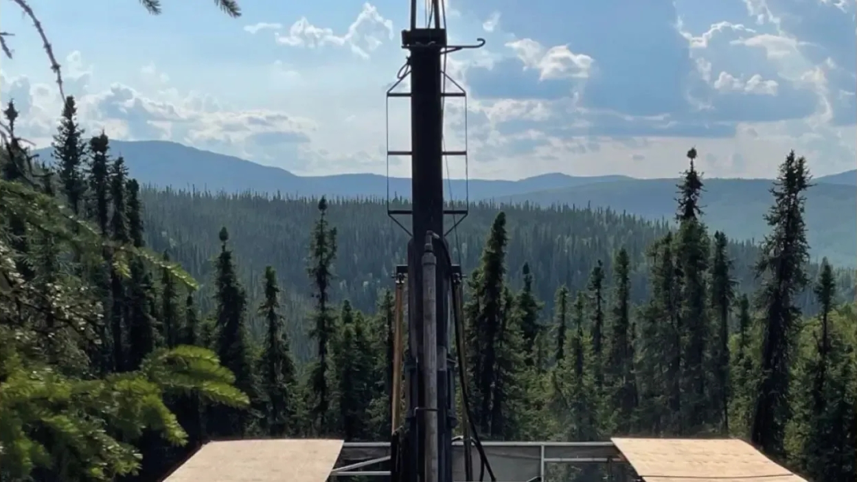 Freegold Drills 2,94 g/t Au sobre 58,4 m en Golden Summit