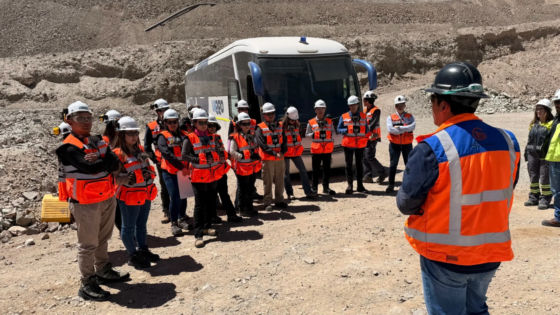 Futuros ingenieros de la Universidad de Chile visitan Minera El Abra para conocer su operación
