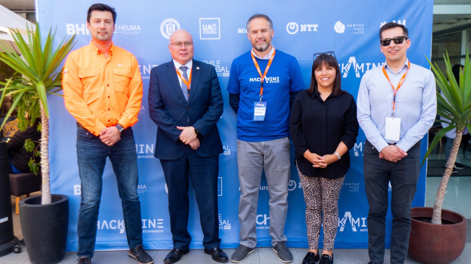 Hackamine: Universitarios de Antofagasta participan en maratónica jornada de programación para clasificar como los nuevos talentos de la minería