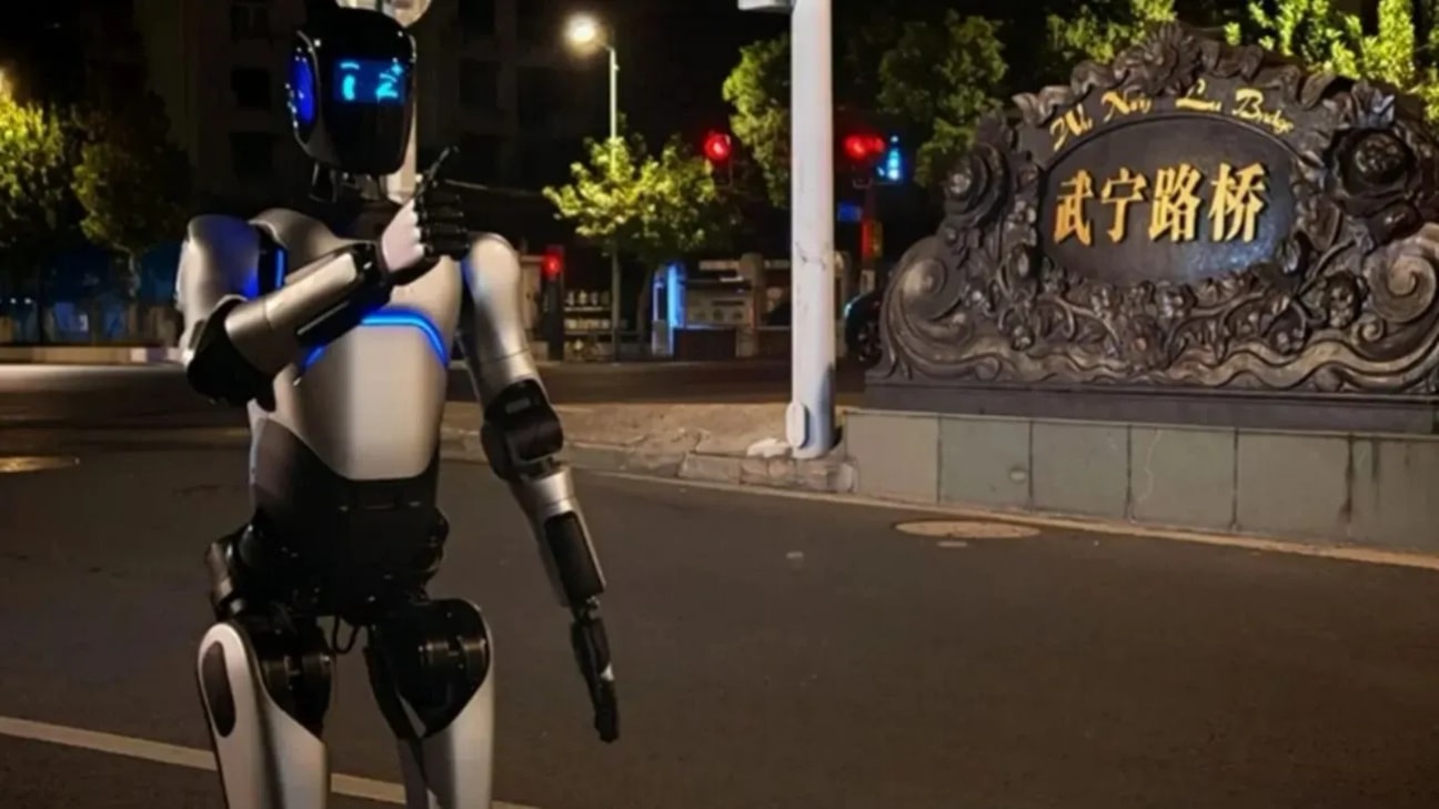 Humanoide chino entra al Guinness tras caminar tres días