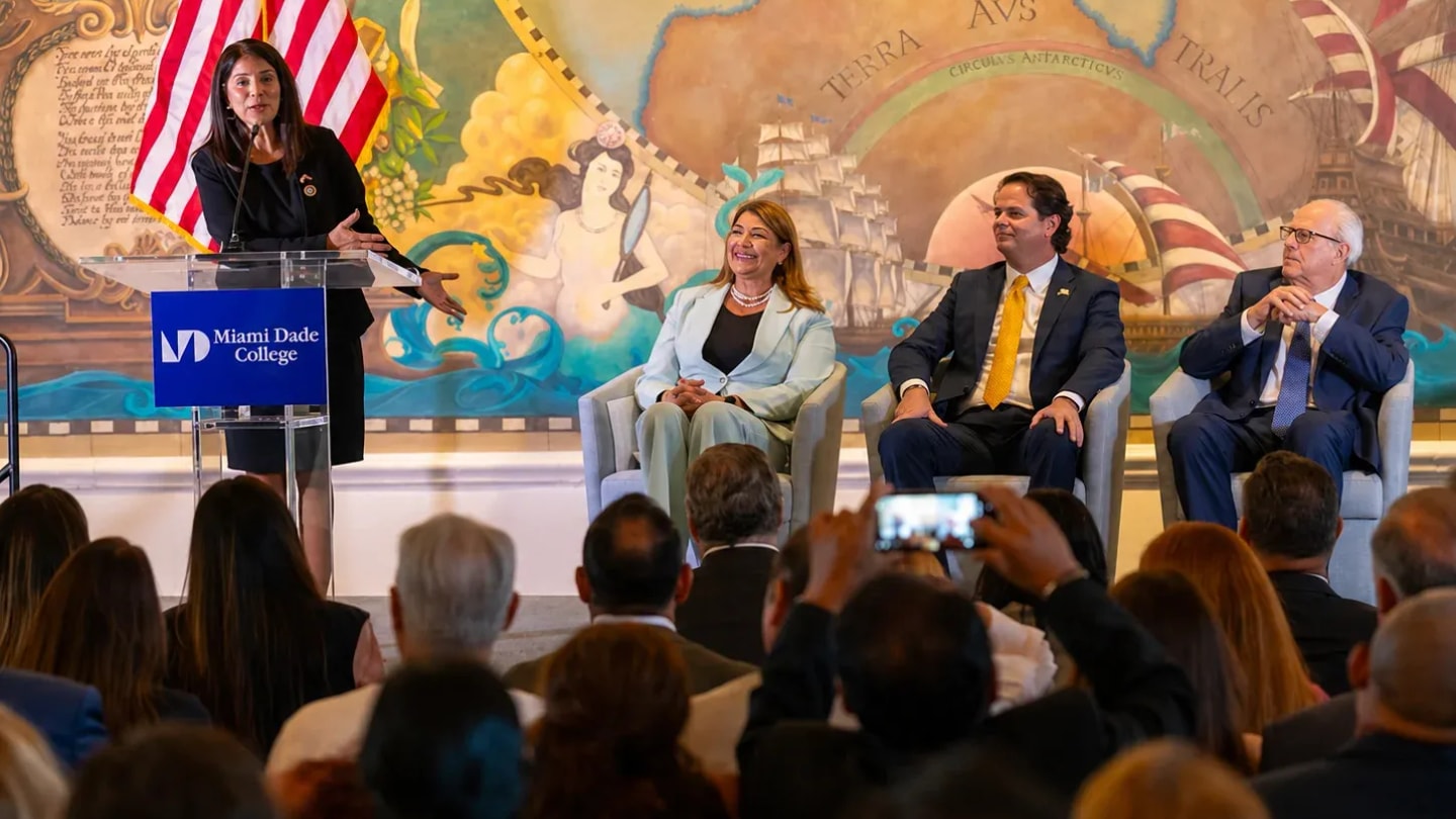 EE. UU. y Perú celebran 200 años de relaciones con moneda de cobre conmemorativa
