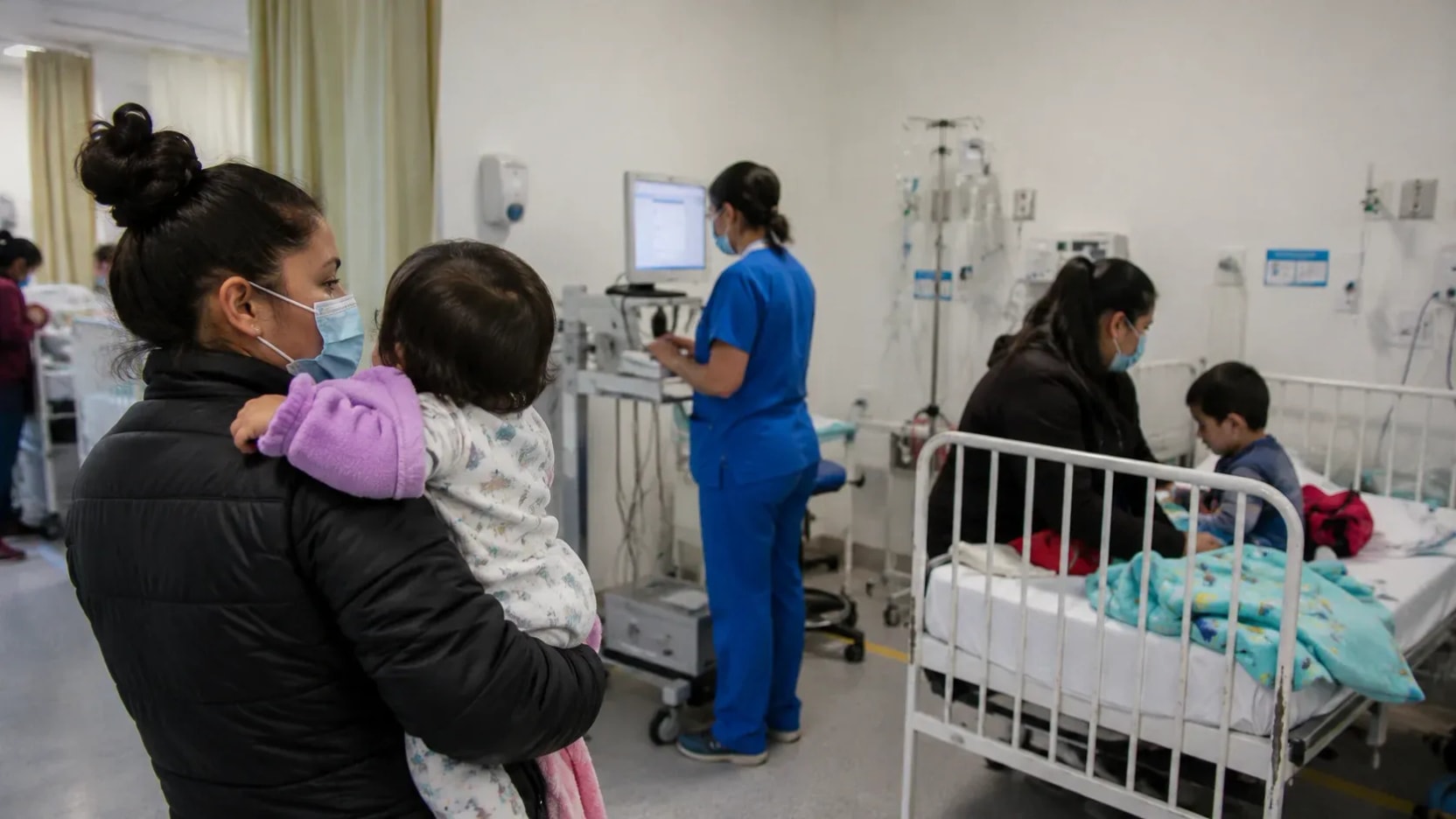 Virus sincicial lidera circulación en Chile: menores de cuatro años registran alza de consultas y hospitalizaciones