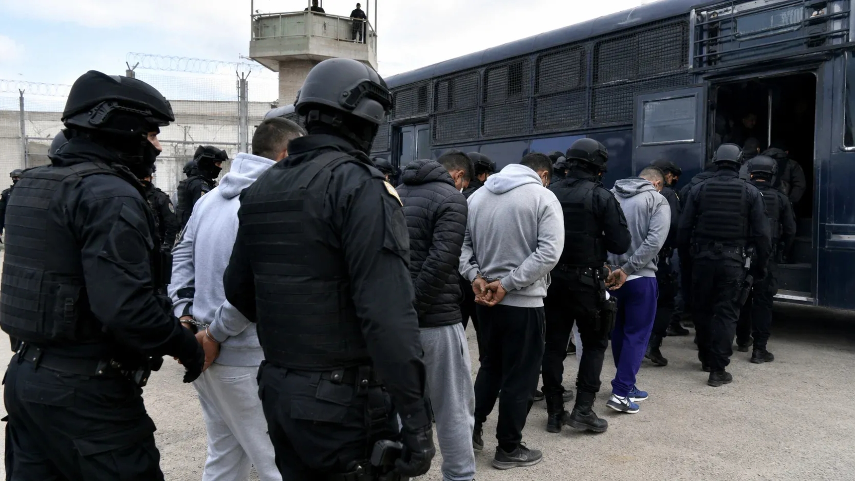 Kast despliega Operación Cancerbero con traslado de reos y busca reforzar su ofensiva política en seguridad