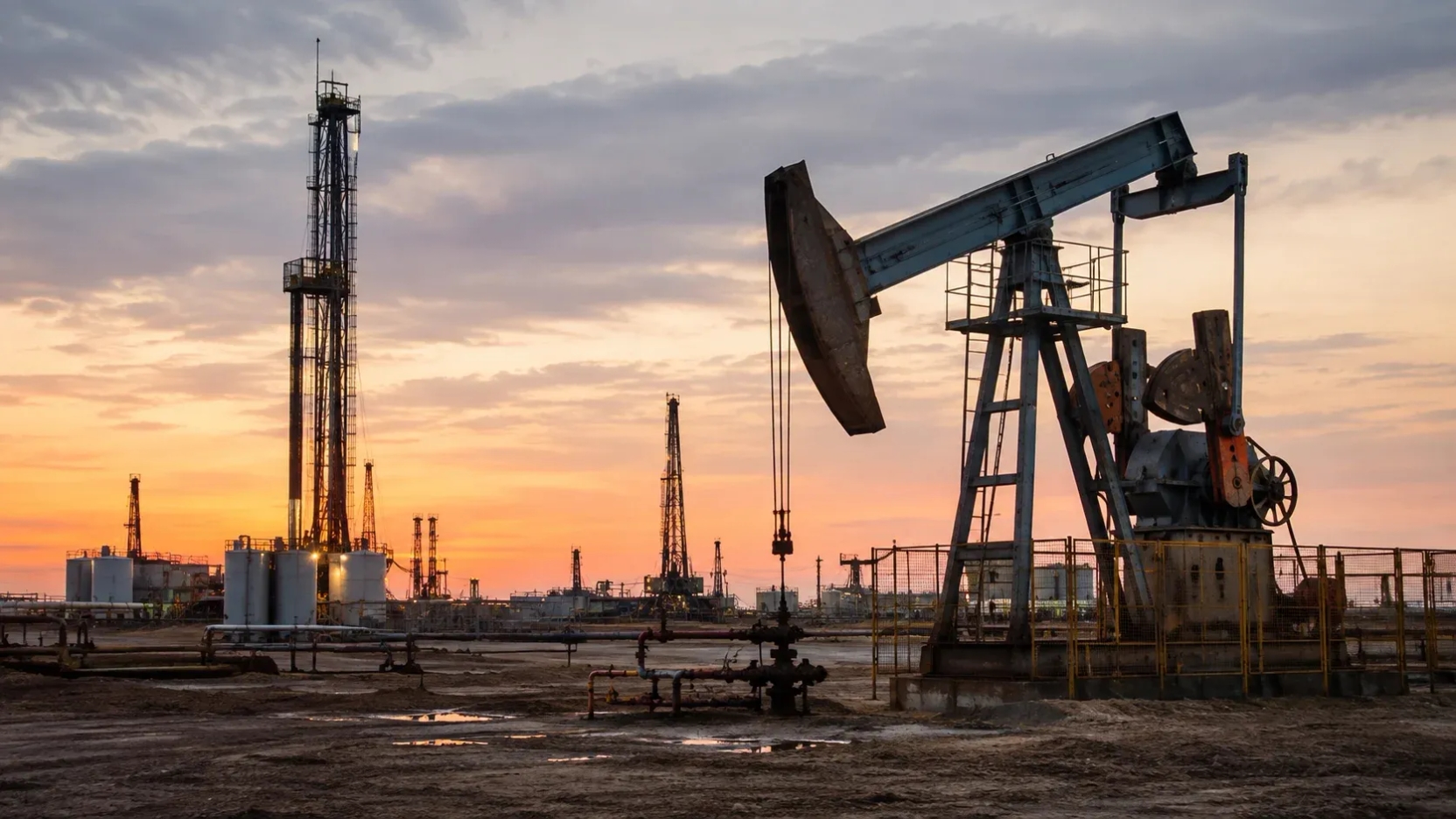 Petróleo cae más de 1% antes de nuevas sanciones de Estados Unidos contra Irán