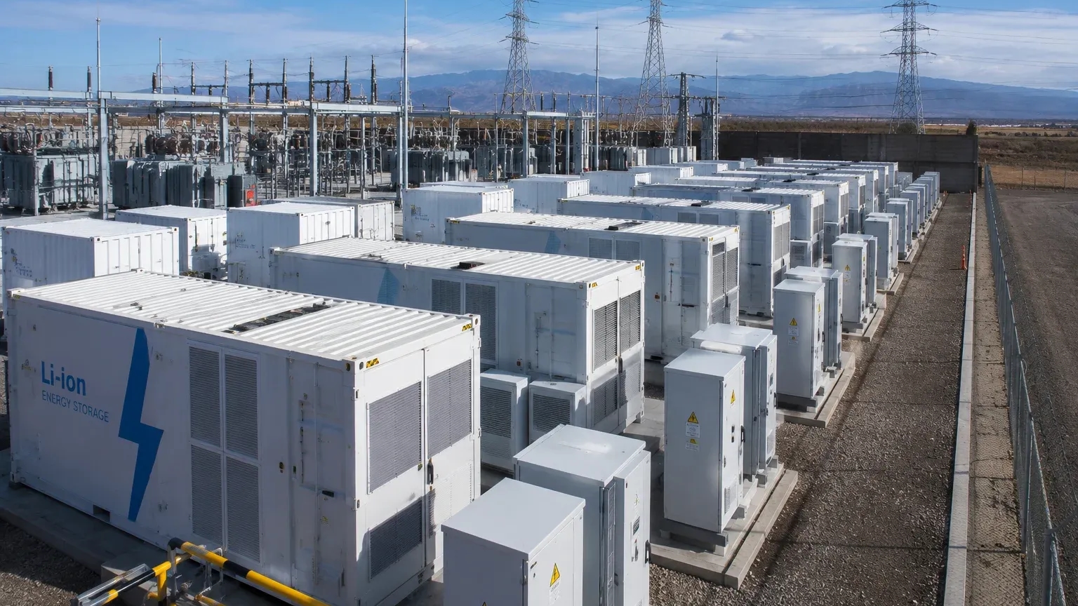 Qué es un sistema BESS y por qué las gigantescas baterías están apareciendo por toda la industria