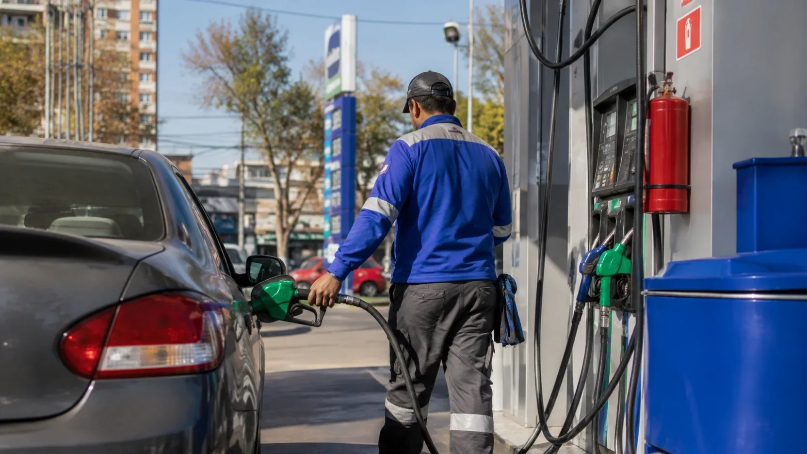 Petróleo cae con fuerza y WTI perfora los US$80: qué puede pasar con las bencinas en Chile