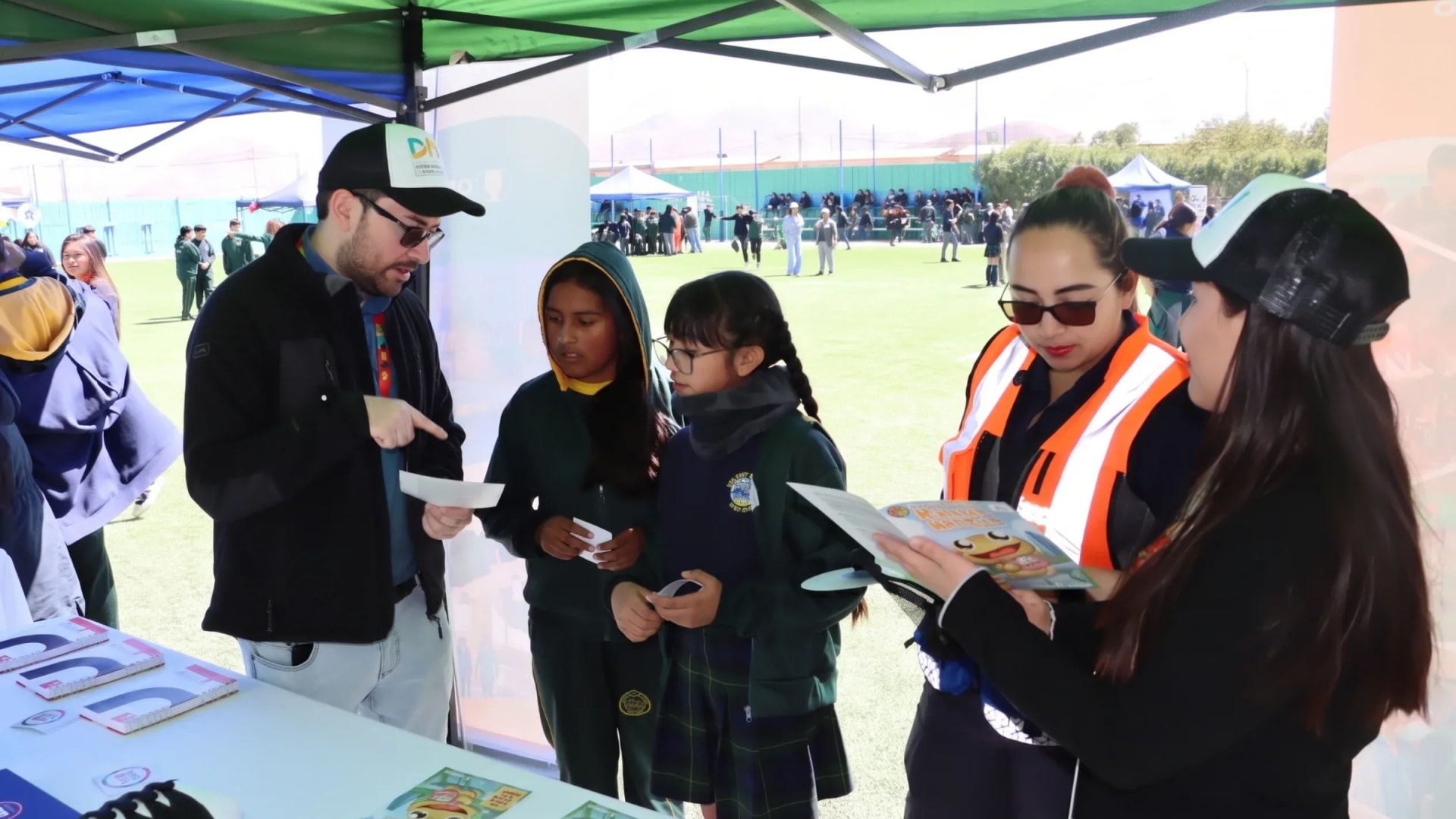 Ministro Hales fortalece vínculo con estudiantes de Calama en Feria Laboral