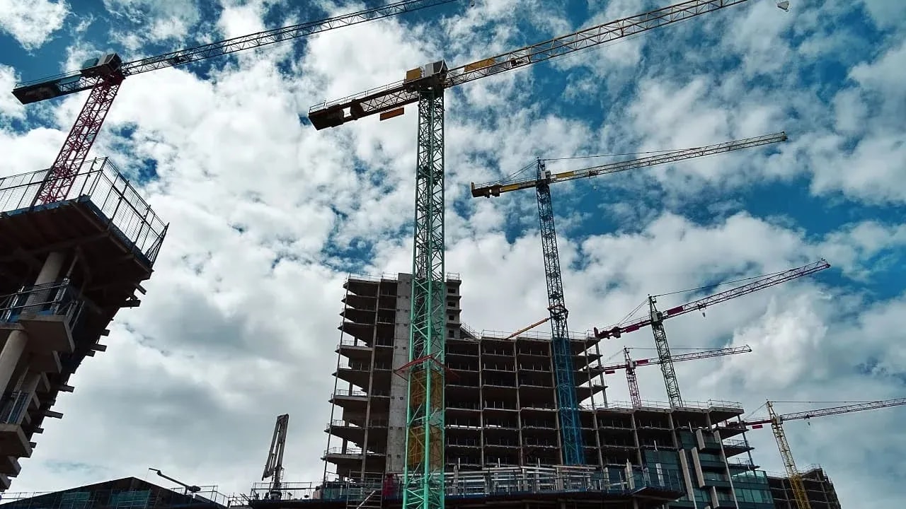 Confianza empresarial en la construcción se recupera levemente, pero sigue por debajo de niveles históricos