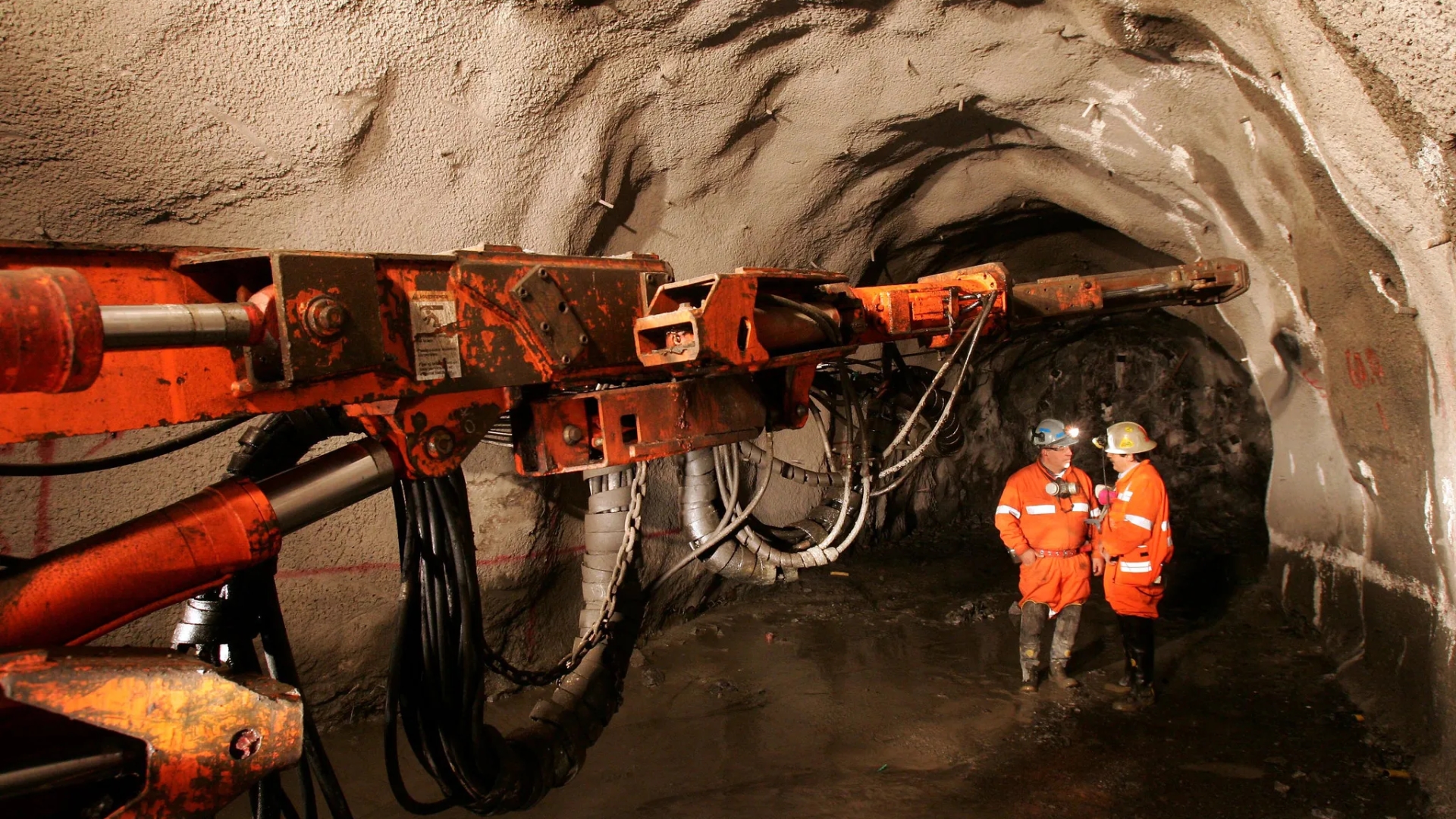 Codelco busca operadores y especialistas para sus divisiones: revisa vacantes en operación y mantenimiento
