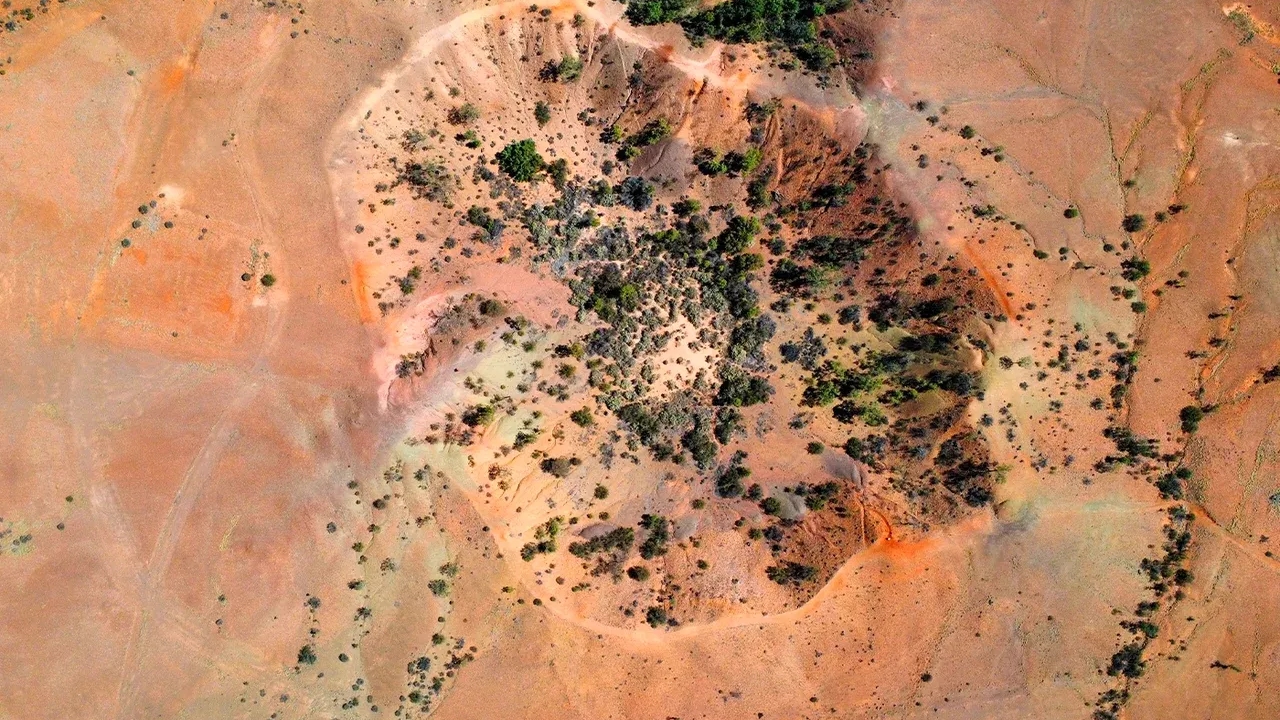 Un geólogo buscaba hierro en Google Earth y descubrió un cráter de 260 metros en Australia