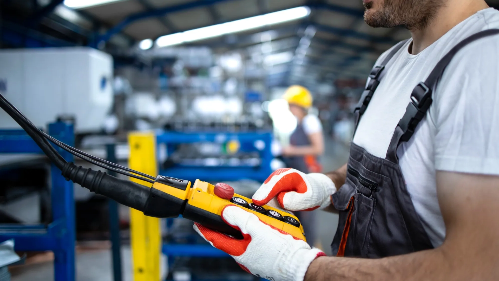 Electricistas y electromecánicos en minería: revisa vacantes con sueldos de hasta $1.500.000 líquidos