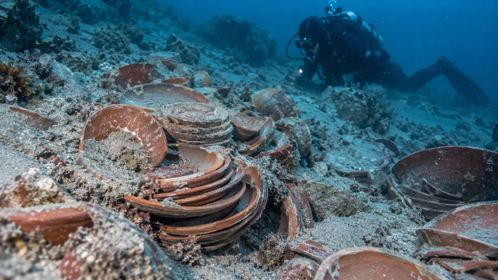 Hallan 6.511 piezas de cerámica de lujo en un barco hundido hace 2.100 años: gran parte de la carga permaneció intacta
