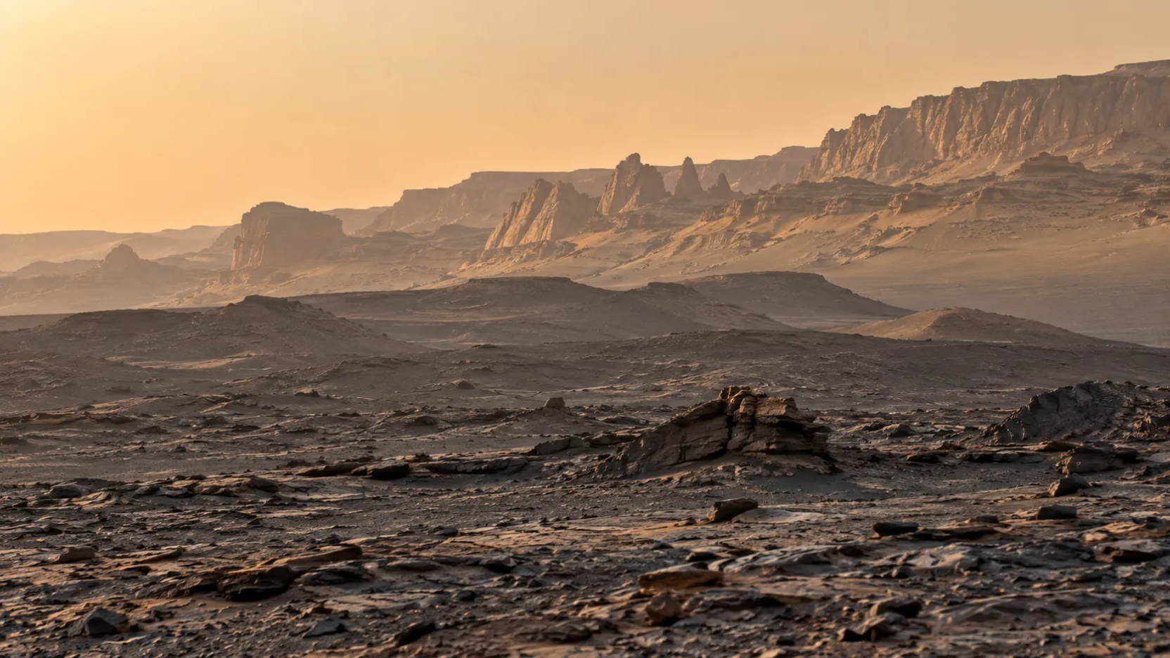 NASA fotografía un amanecer sobre extraños acantilados de Marte formados por millones de años de erosión