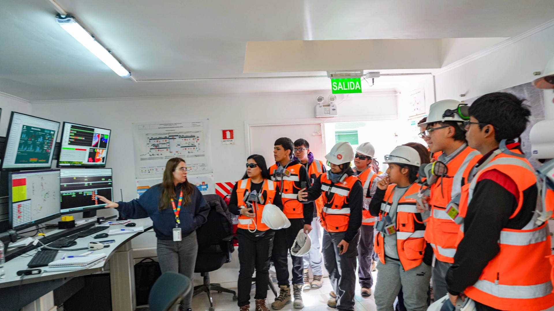 Estudiantes de Calama y Sierra Gorda conocieron en terreno la tecnología de los camiones autónomos de División Gabriela Mistral