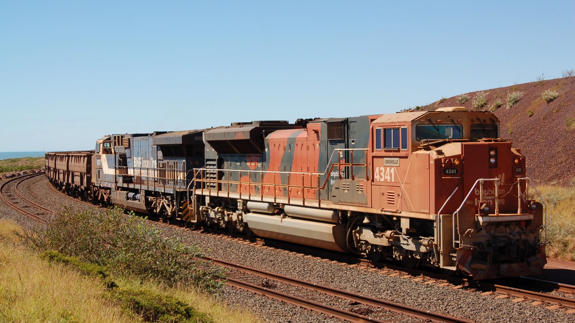 Un solo conductor controló el tren minero más largo del mundo: tenía 5.648 ruedas y medía 7,35 kilómetros
