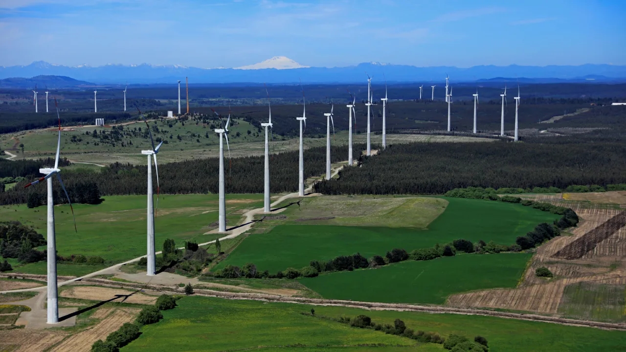 Alerta por suministro eléctrico en el sur: CNE exige respuestas antes del verano 2026-2027