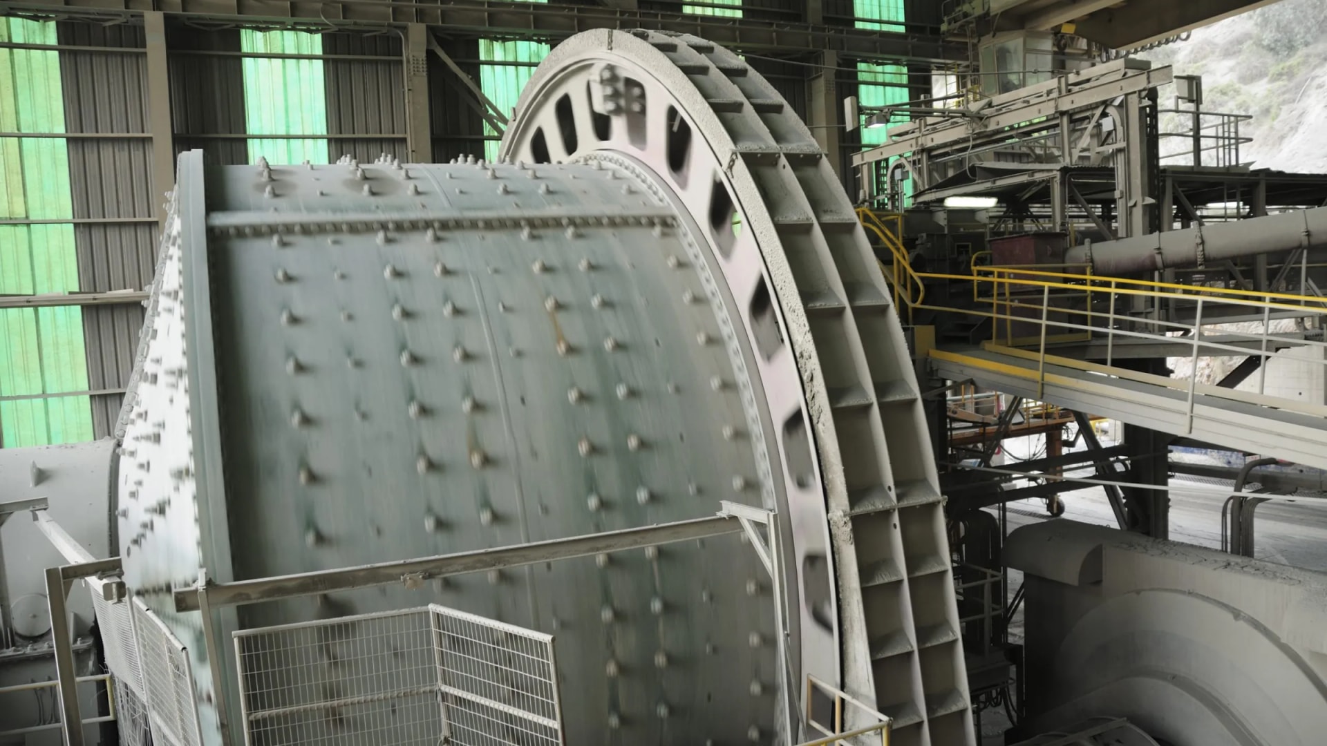 El gigante minero que rompe rocas de 40 centímetros con bolas de acero de 125 milímetros