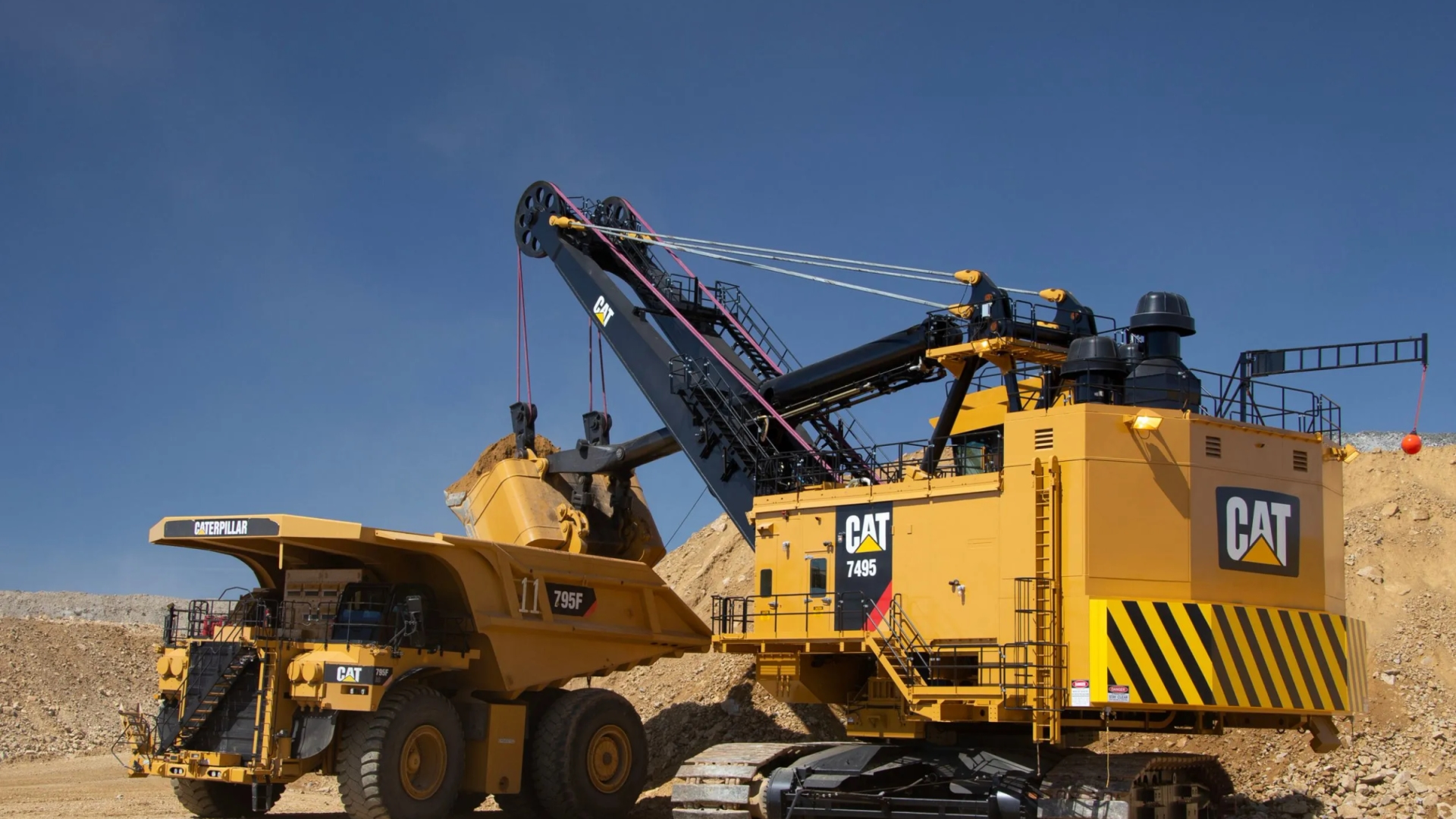 La gigantesca pala minera que pesa 1.386 toneladas y puede levantar 109 toneladas de roca de una vez