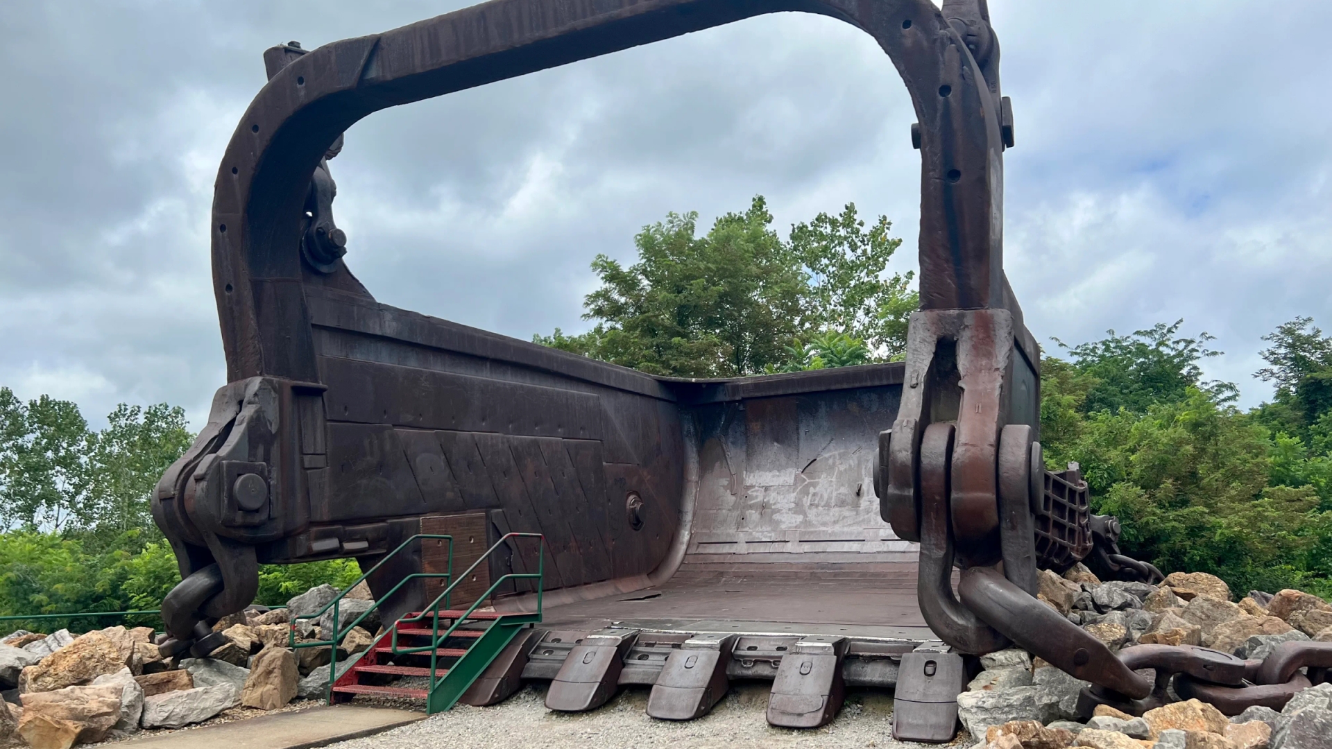 Pesaba 13.200 toneladas y no tenía ruedas: la excavadora que movía 325 toneladas por cucharada
